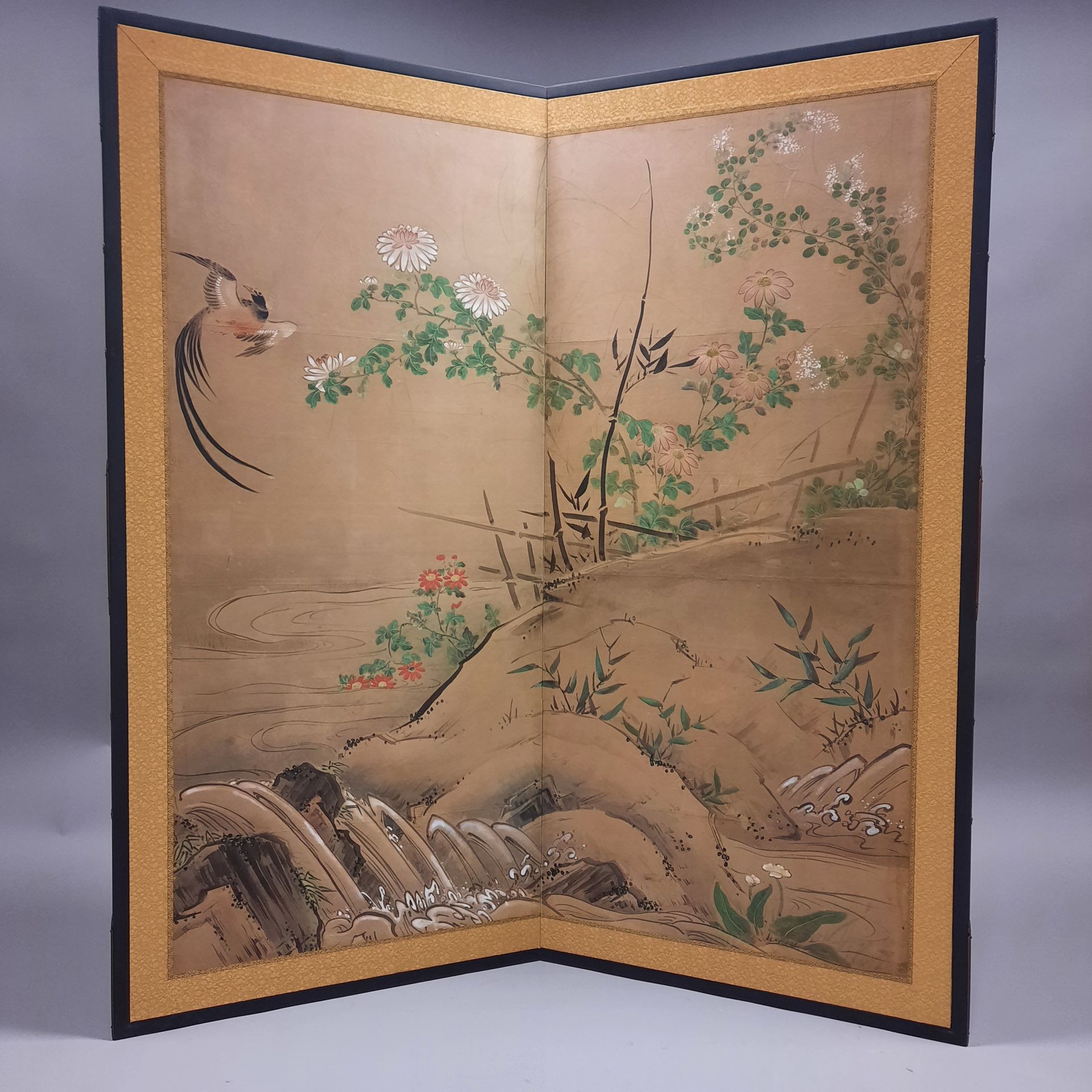 Null 日本，19世纪。双叶屏风，有鸟和花的装饰。纸上水墨和色彩。每张尺寸：133 x 61 cm