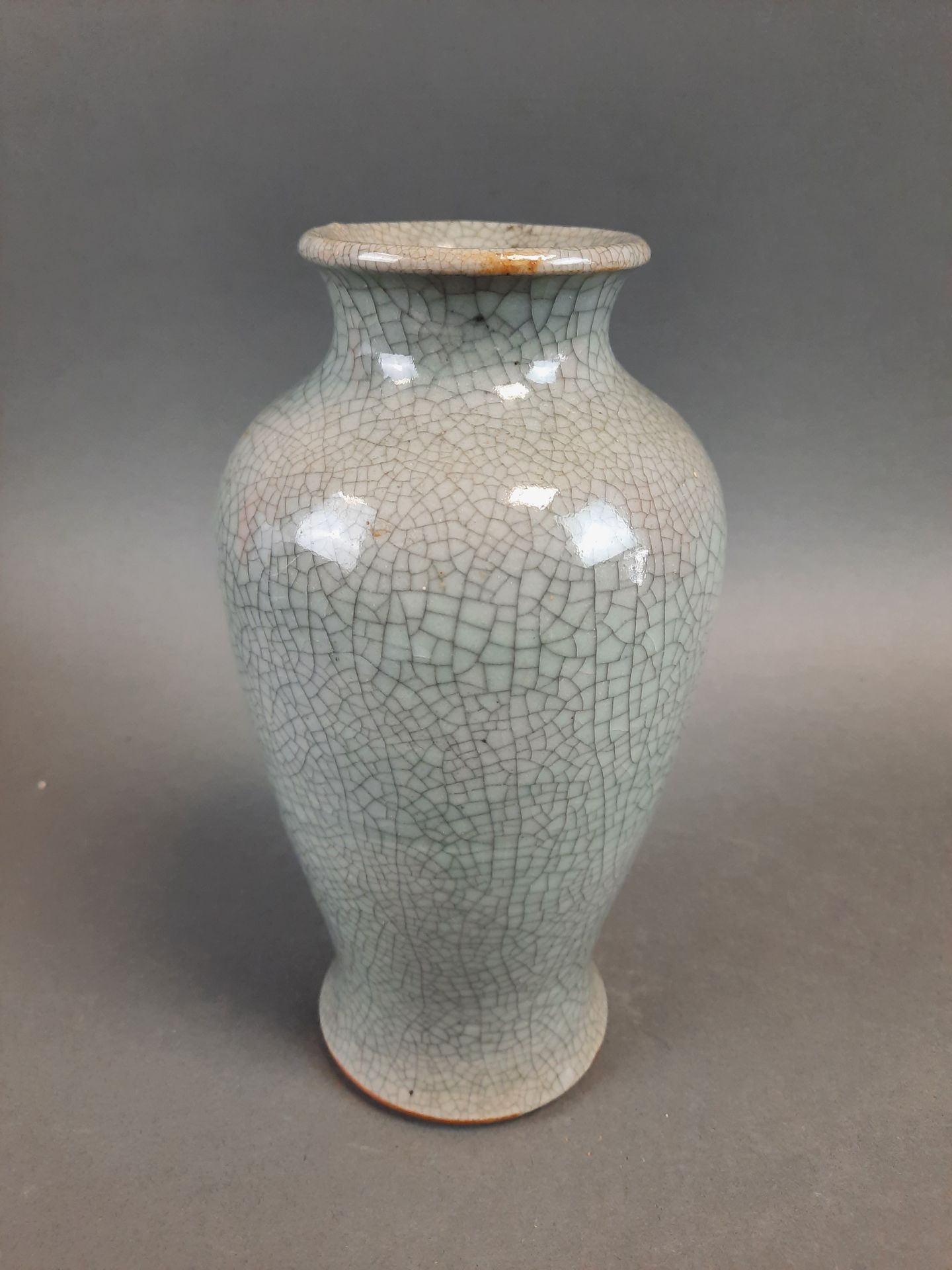 Null CHINA. Vase aus Seladon-Steingut mit Craquelé, Typ Ru, im Stil der Song-Zei&hellip;