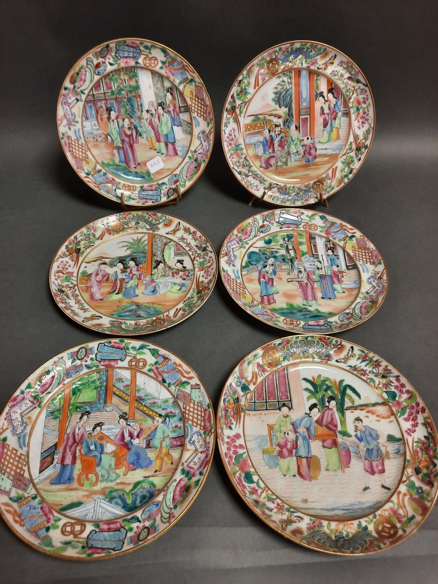 Null CHINA, CANTON. Suite of six polychrome porcelain plates. Diam: 20 cm (scrat&hellip;
