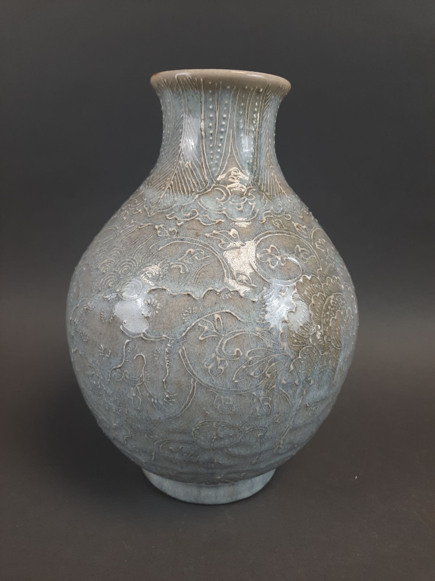 Null 
CHINE. VASE OVOÏDE en grès bleu et vert à décor "graviata" de fleurs. H: 2&hellip;