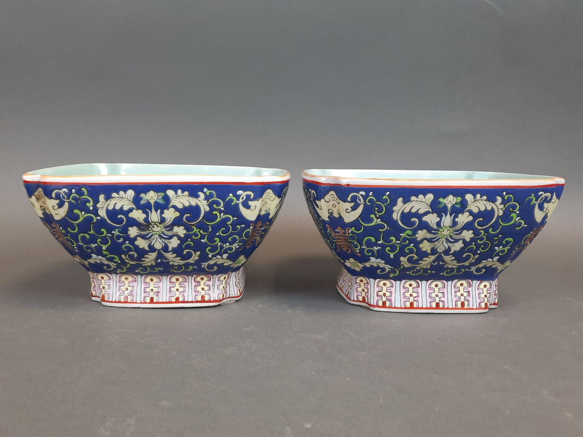 Null 中国。一对方形瓷杯，底部有蓝色背景的叶子装饰，里面有青花瓷。高：8,5；宽：17；深：17厘米