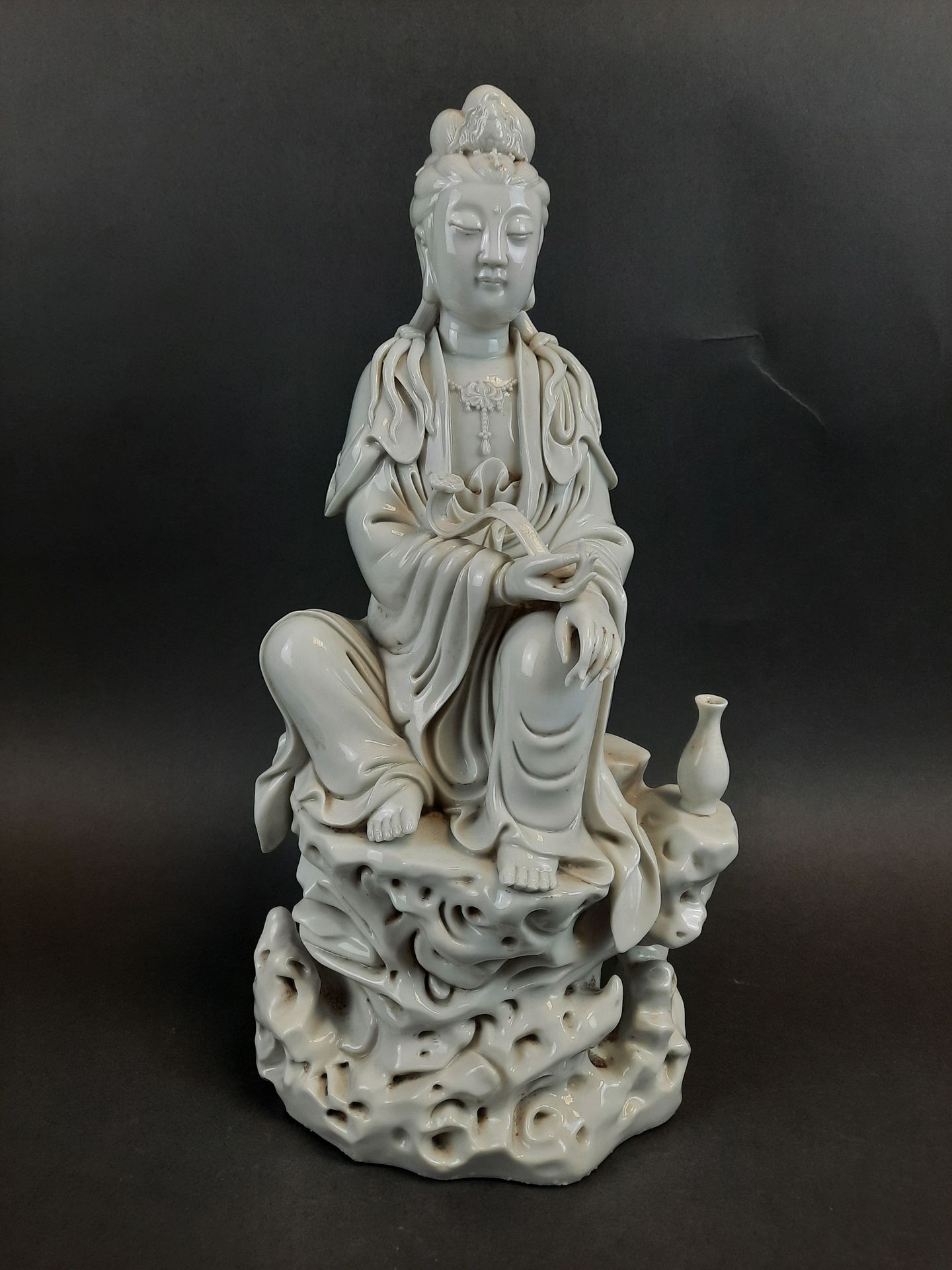 Null CHINA, finales del siglo XIX. GUANYIN en blanco chino. H: 39 cm