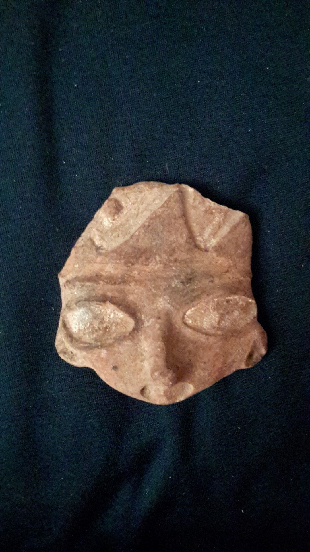Null 棕色陶土头，张着大眼睛。La Puebla地区。古典时期。高度：7,3厘米