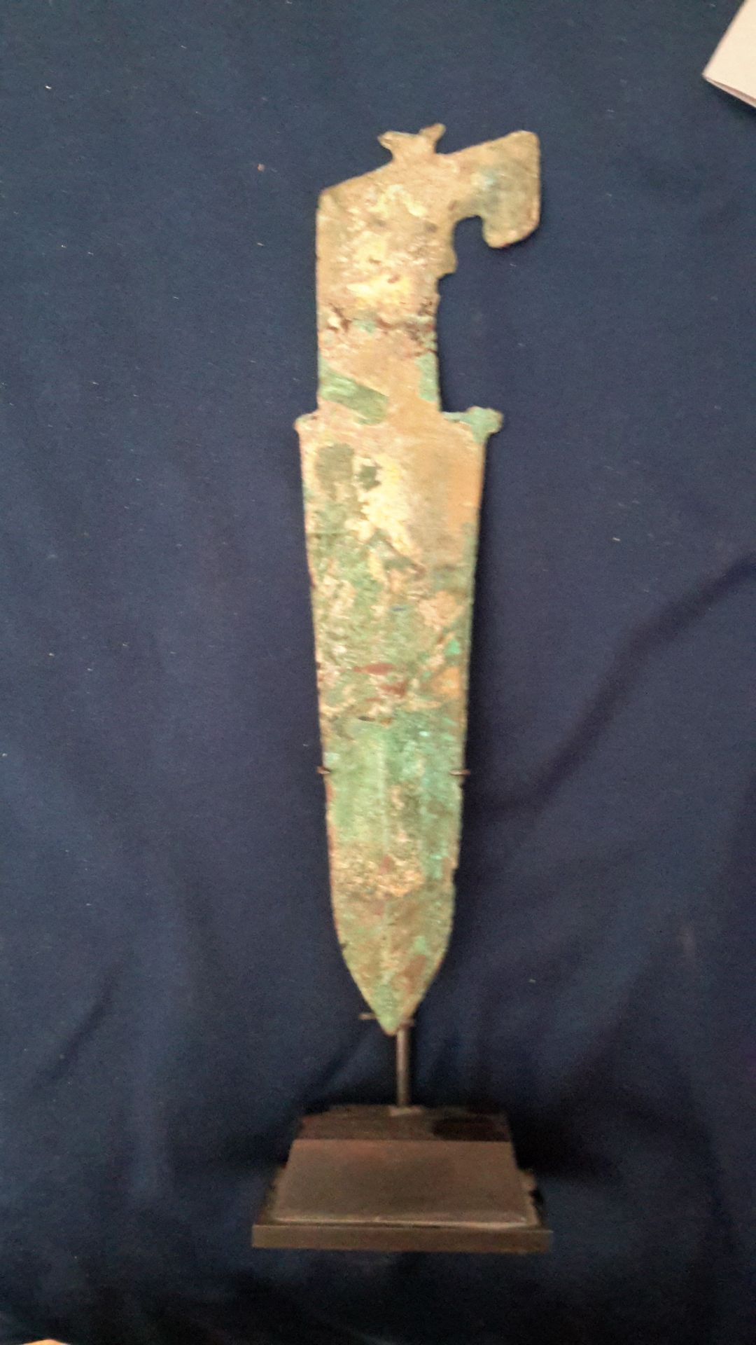 Punta de lanza de bronce con pátina verde y marrón. China, Edad de Bronce. Firme&hellip;