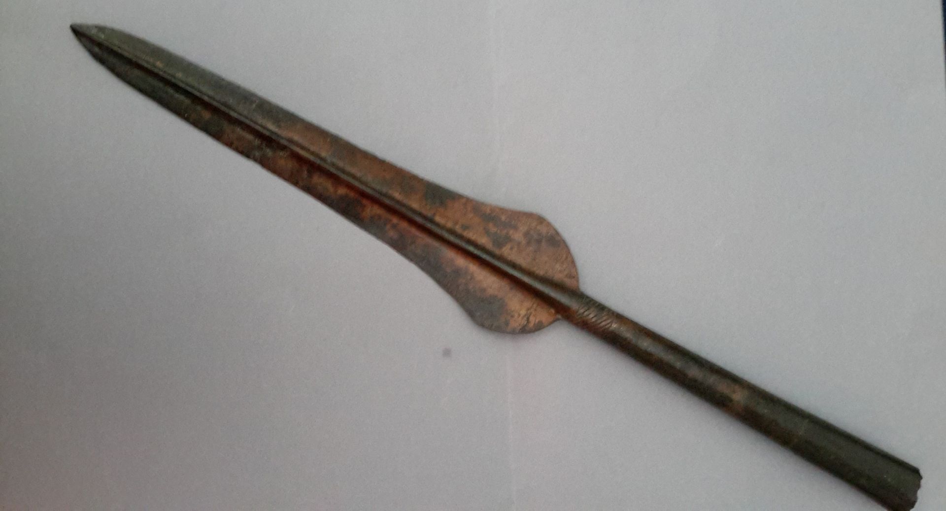 Null Antigua punta de lanza de bronce patinado. Congo, principios del siglo XX. &hellip;