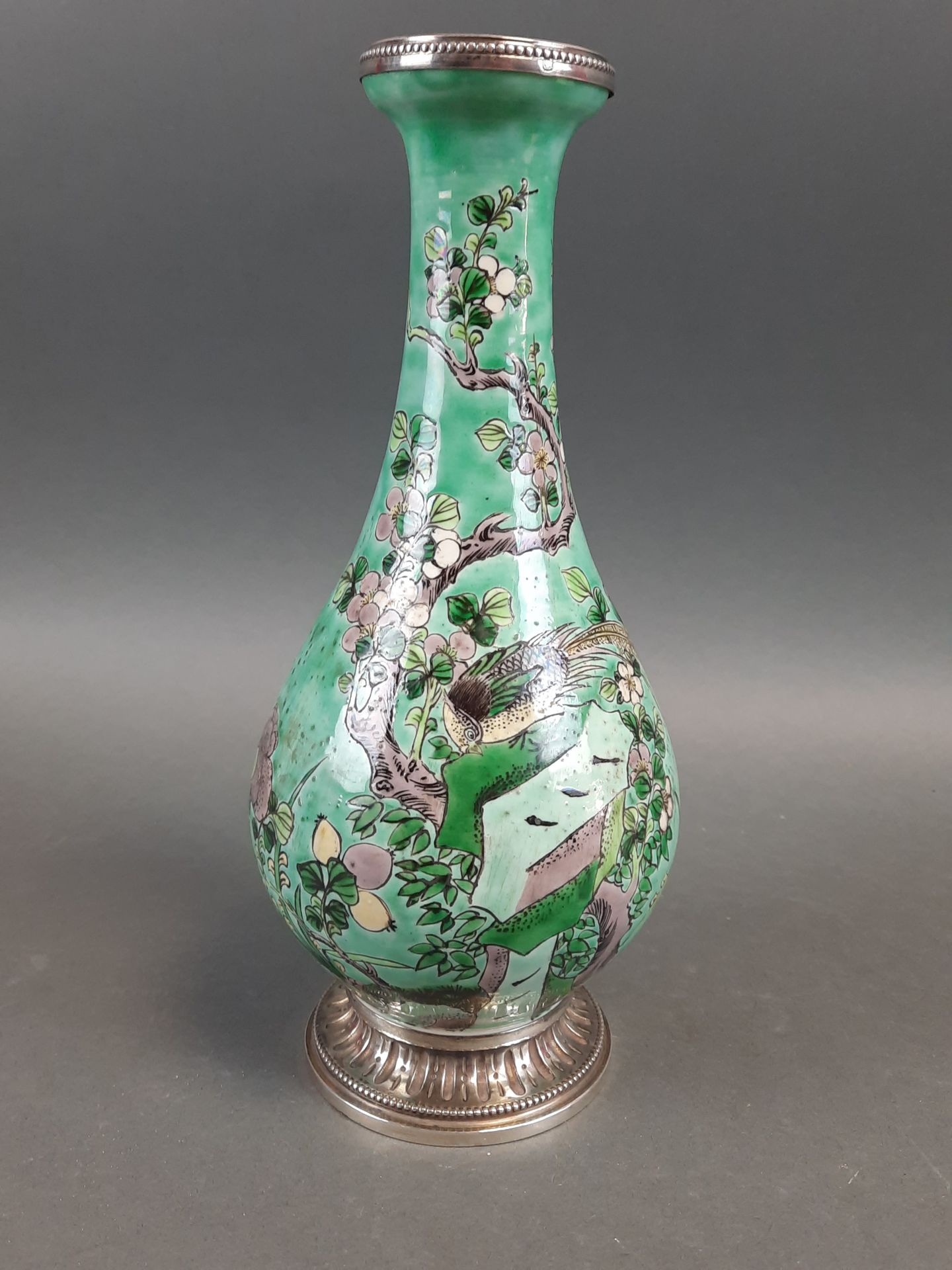 Null 中国，康熙年间（1662-1722）。一件康熙风格的珐琅器饼干花瓶，有鸟和樱花的装饰，Minerva银装。高：26厘米