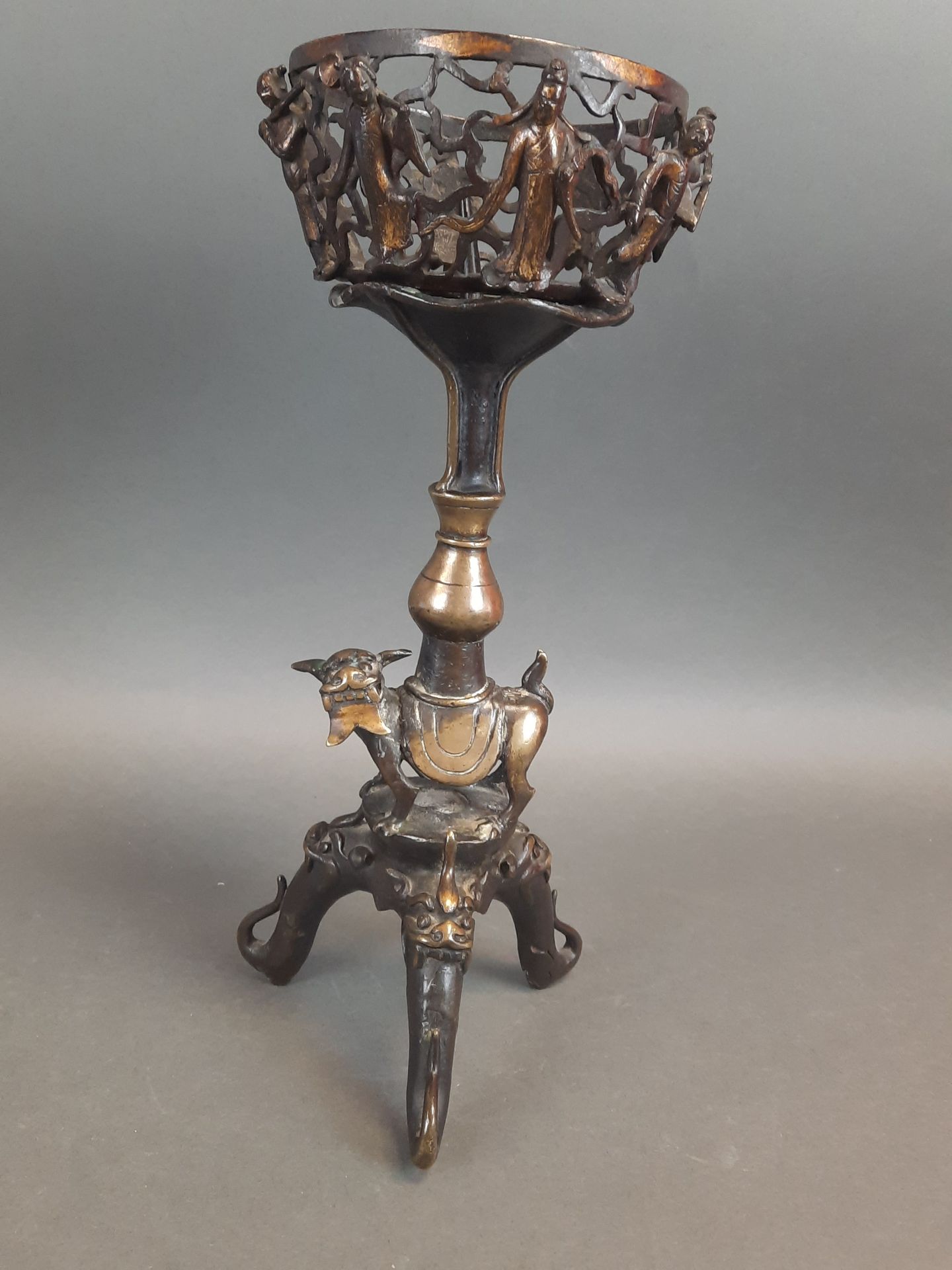 Null 中国。镂空的青铜烛台和它的灯芯，在三脚架的基础上有一个动物图案的轴。高：32.5厘米