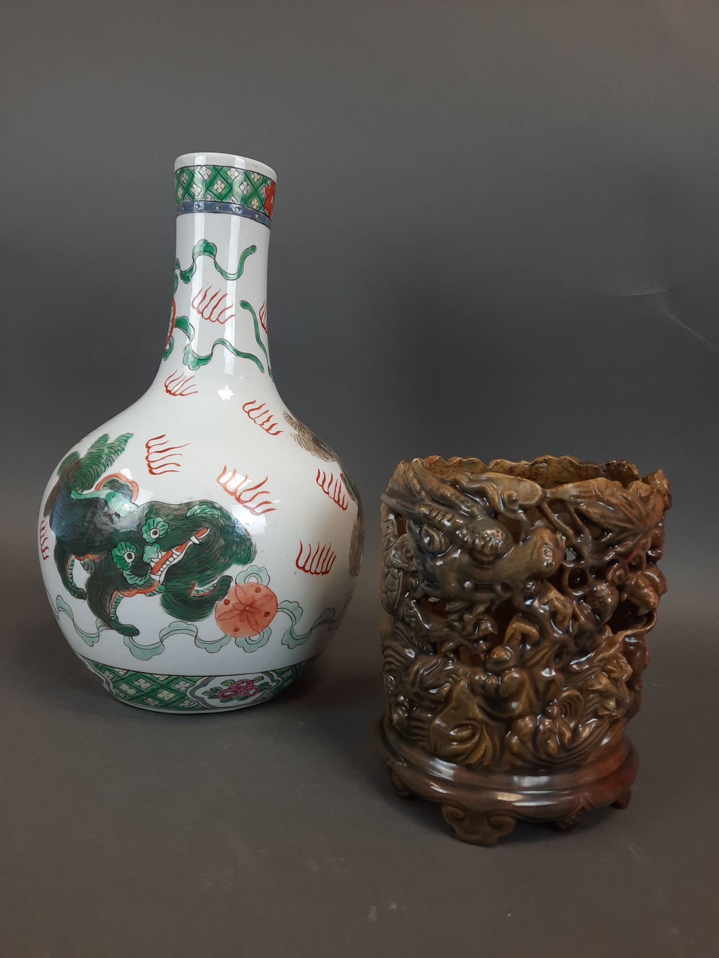 Null 中国。绿色家族风格的BALUSTRA花瓶（高：34厘米，有电穿孔）//橄榄绿镂空图案的釉面石器花盆