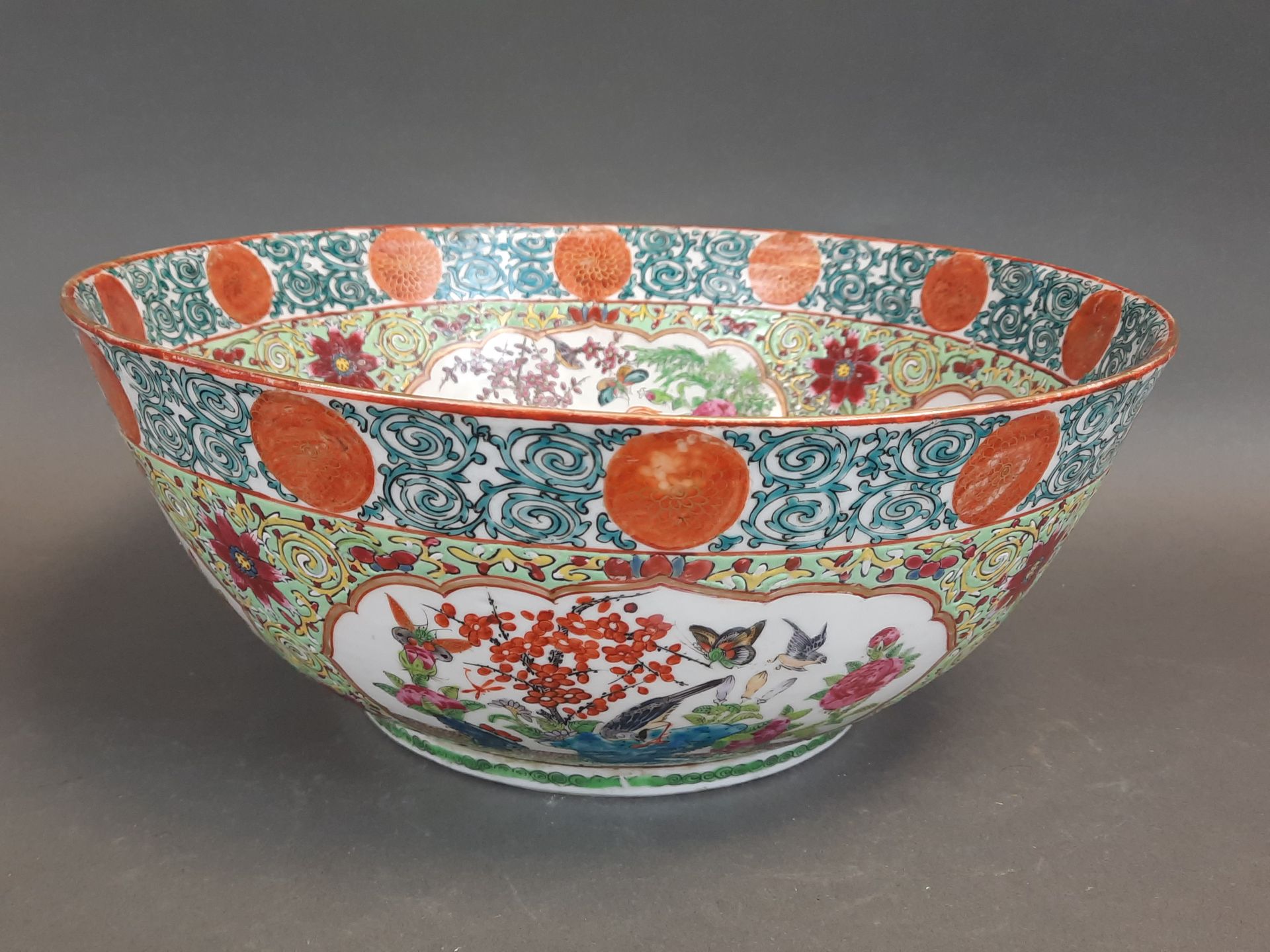 Null 中国。一件广东瓷器JATTE，装饰有花鸟图案的卡特尔。高：13；直径：33厘米
