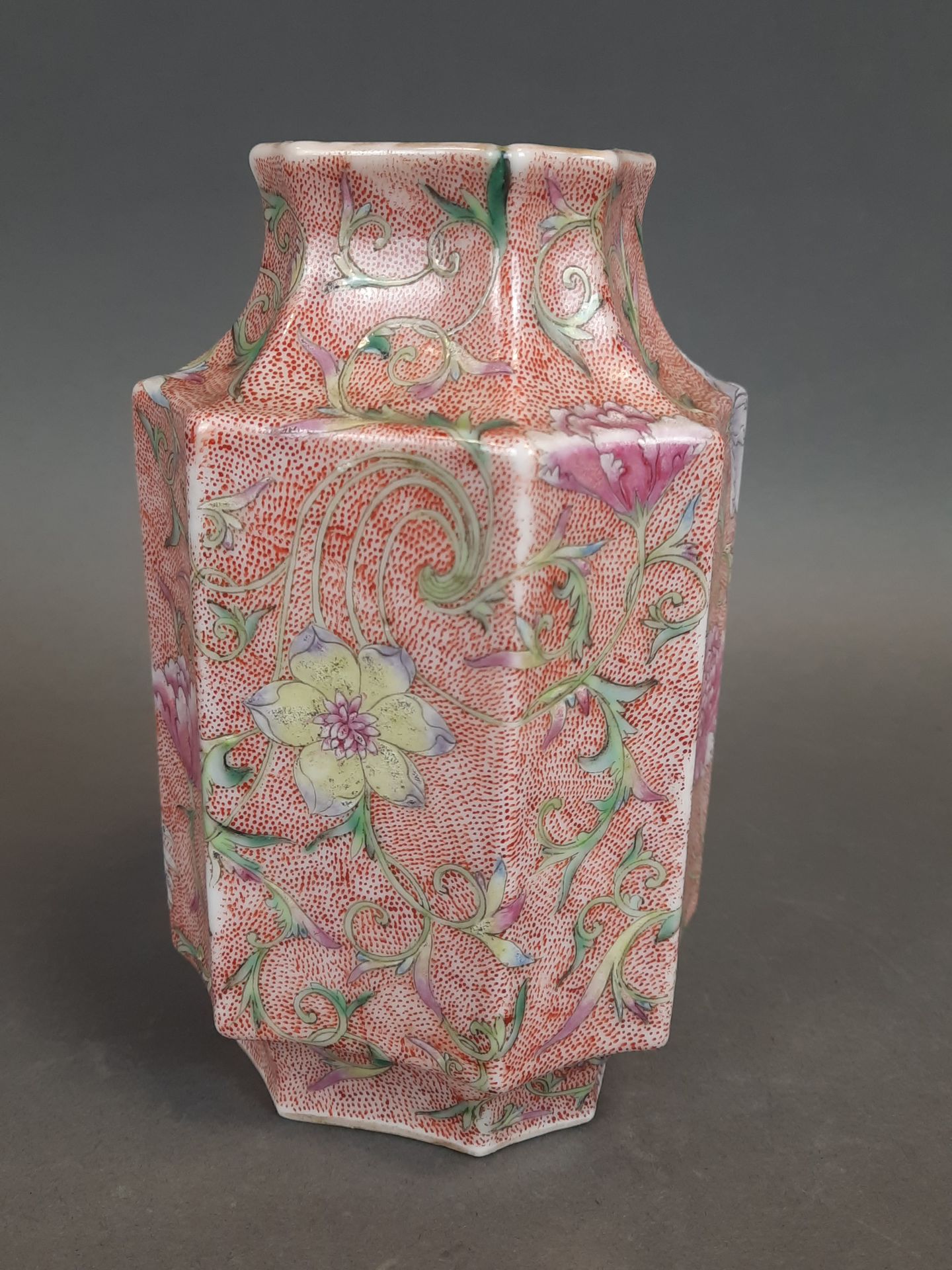Null 中国，约1900年。凤彩瓷方瓶，切角，珊瑚背景的花朵装饰，颈部内侧和下侧为青花瓷。伪作乾隆款。高：16厘米