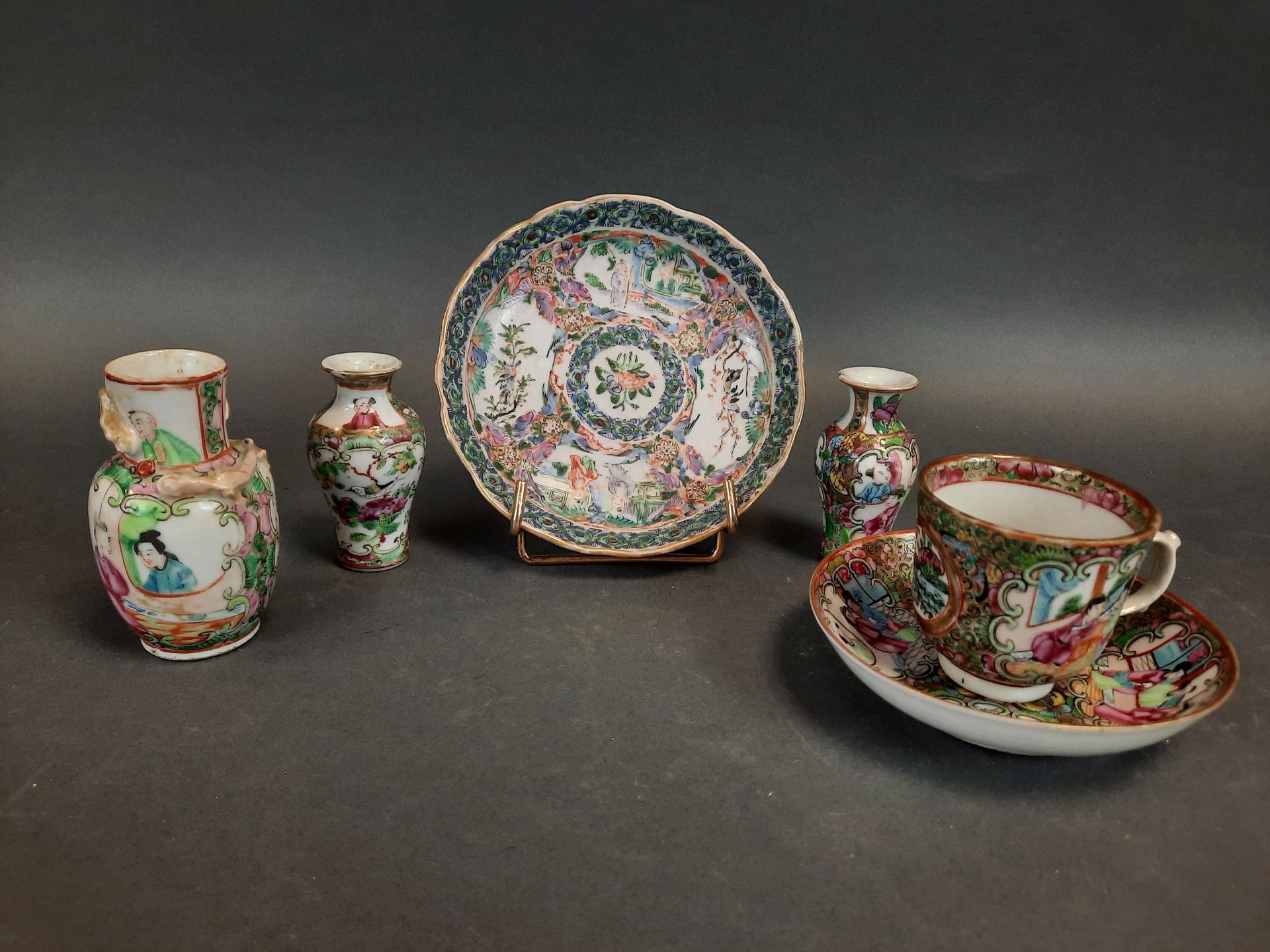 Null 中国，19世纪。一组广东瓷器，包括三个微型花瓶（有缺口），杯和碟子以及带轮廓的杯子
