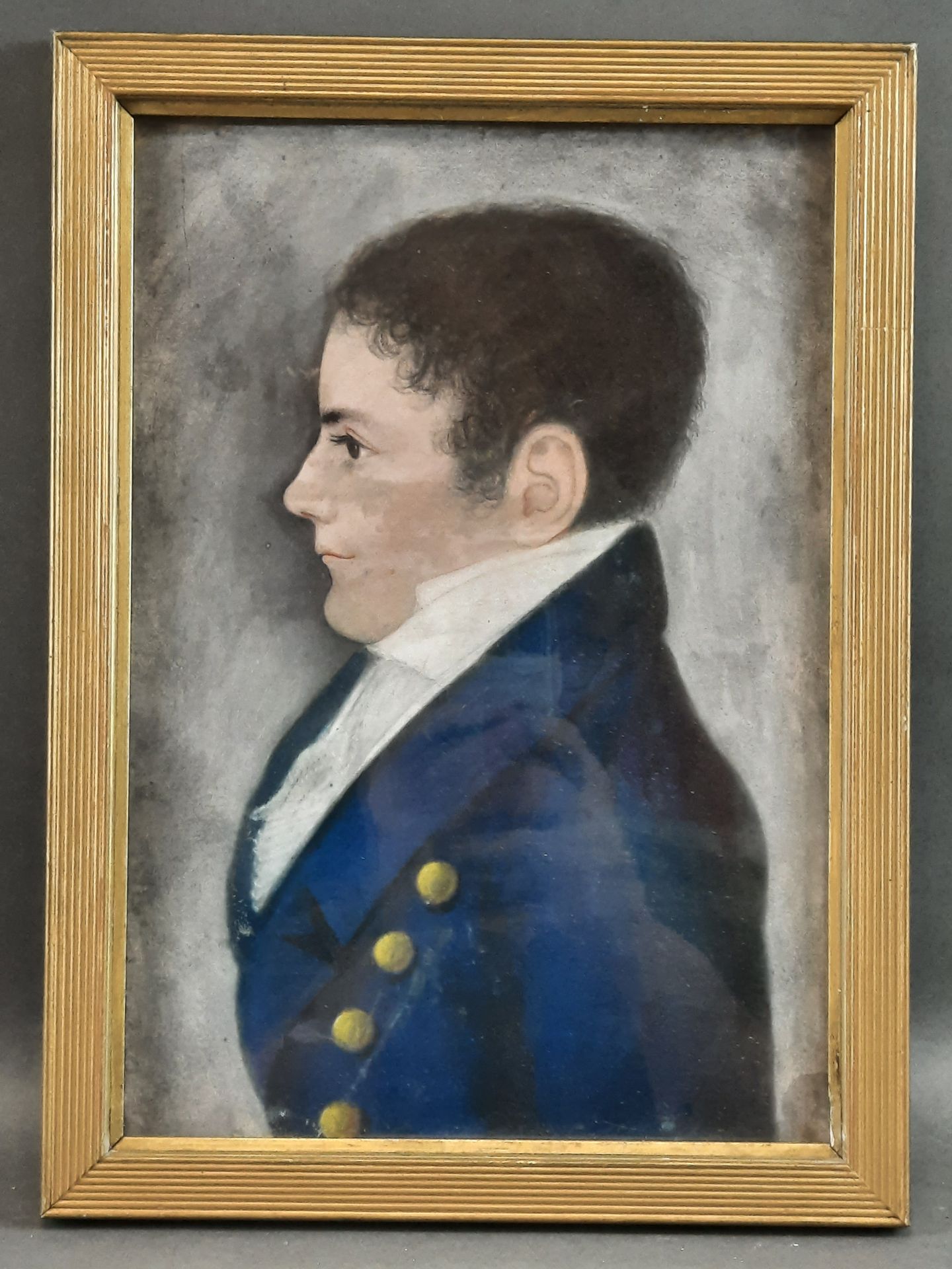 Null 19世纪初的法国学校。一个身穿蓝色夹克的年轻男子的肖像。粉笔画，32 x 22 cm