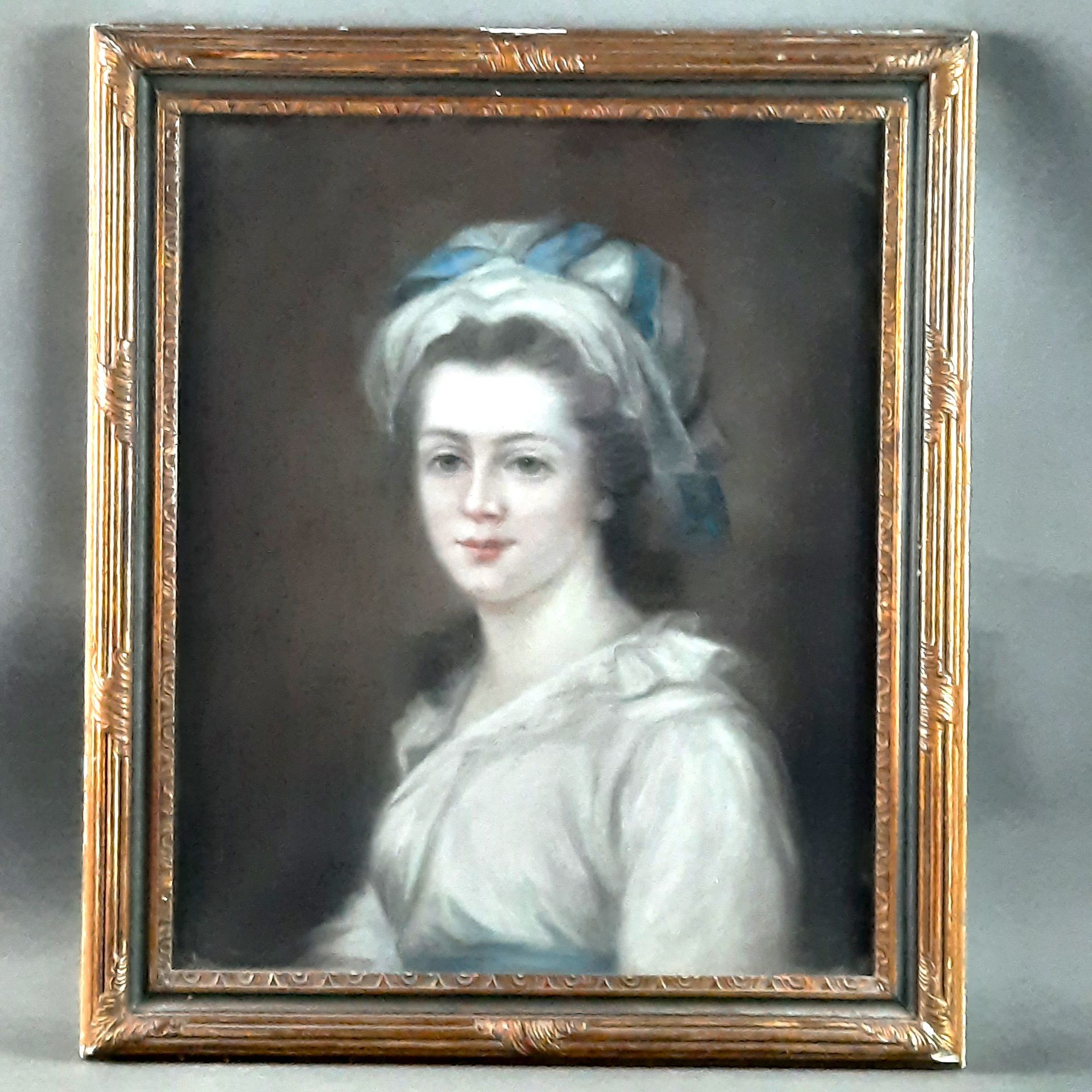 Null 法国学校在18世纪的品味。戴蓝色头巾的年轻女子的肖像。