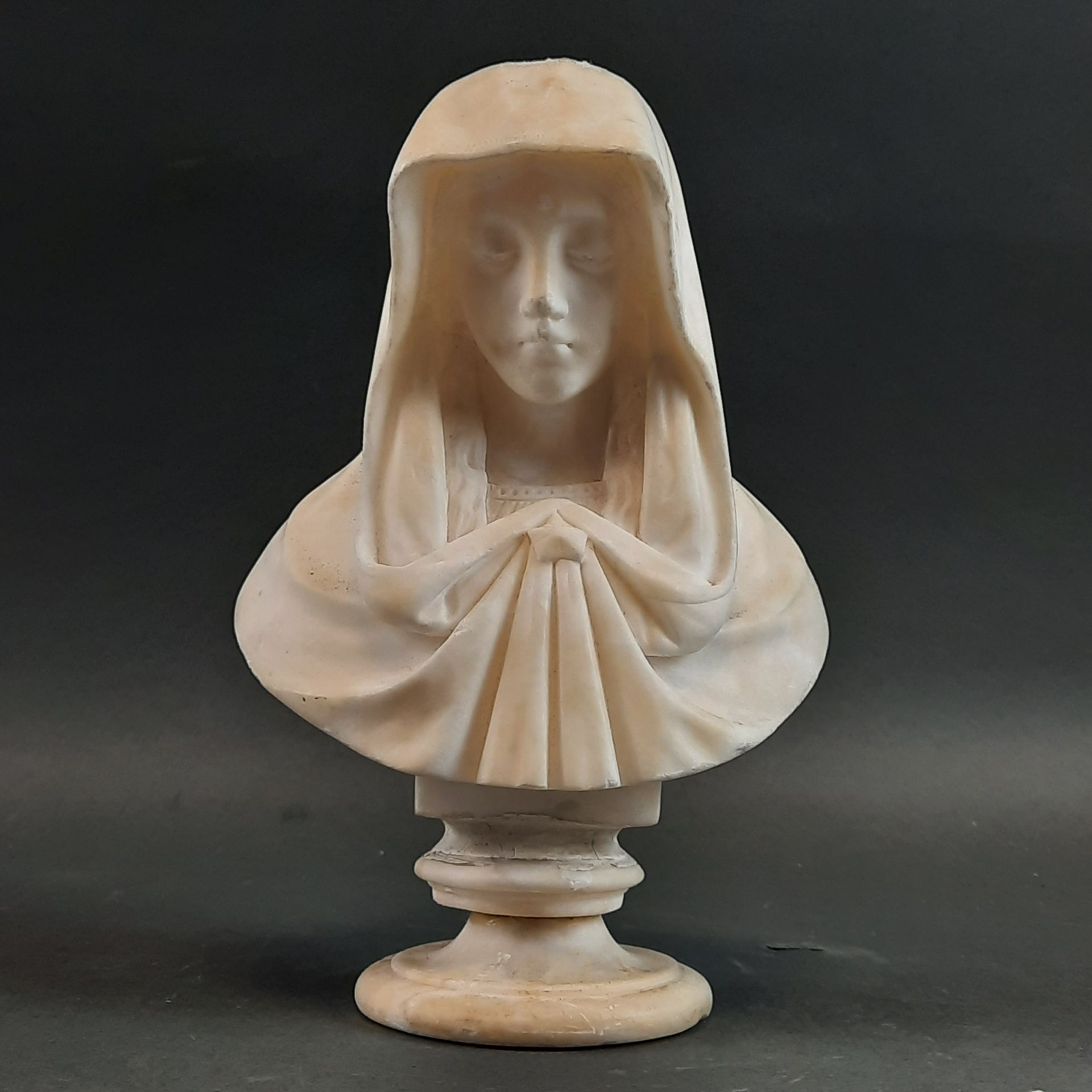 Null BUST on pedestal in alabaster representing the Virgin around 1900. H: 22 cm&hellip;