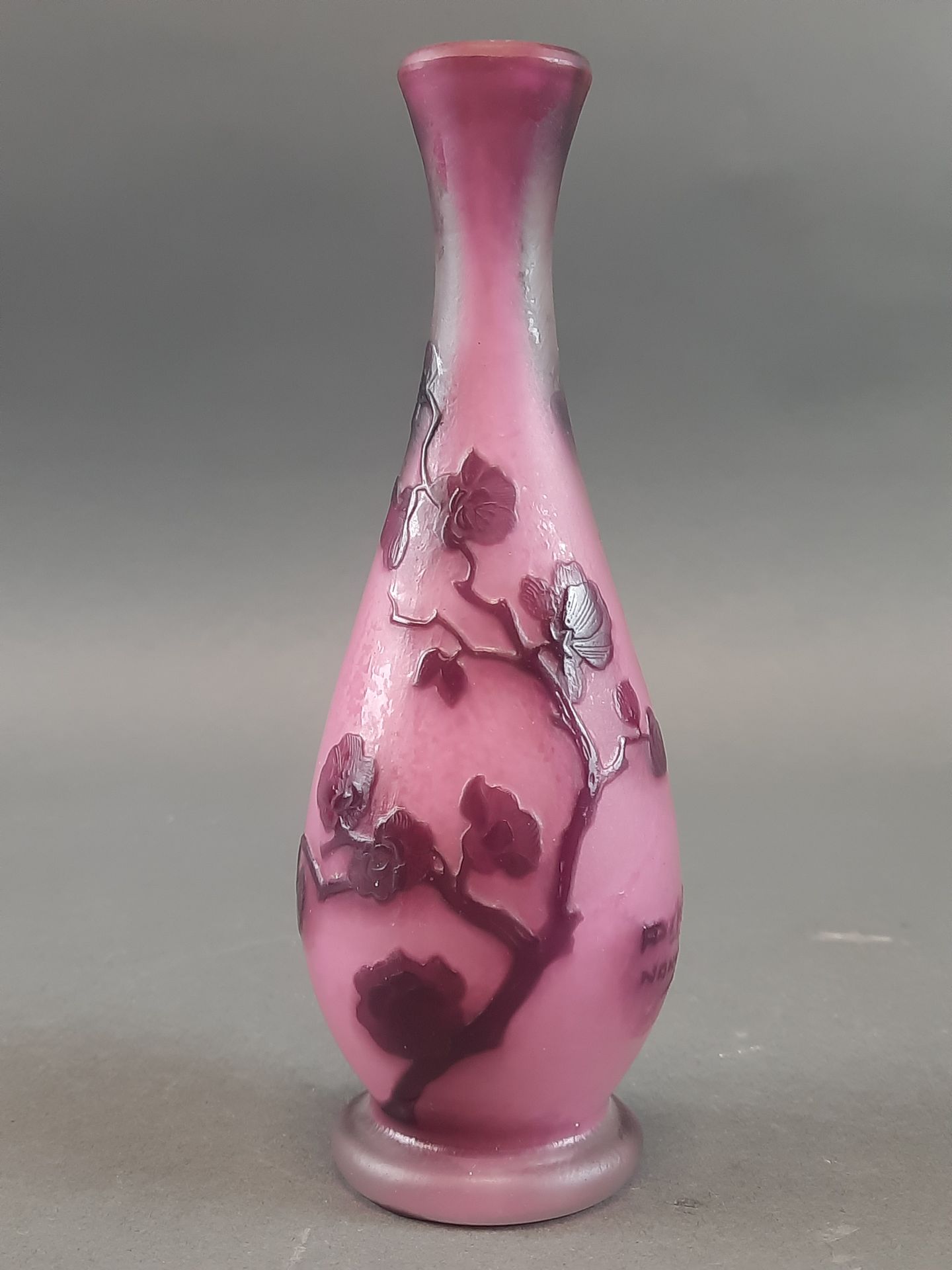 Null 安德烈-德拉特（André DELATTE）出演《南希》。一个小的玻璃花瓶，上面浮雕着一棵开花的樱桃树的图案。高：16厘米