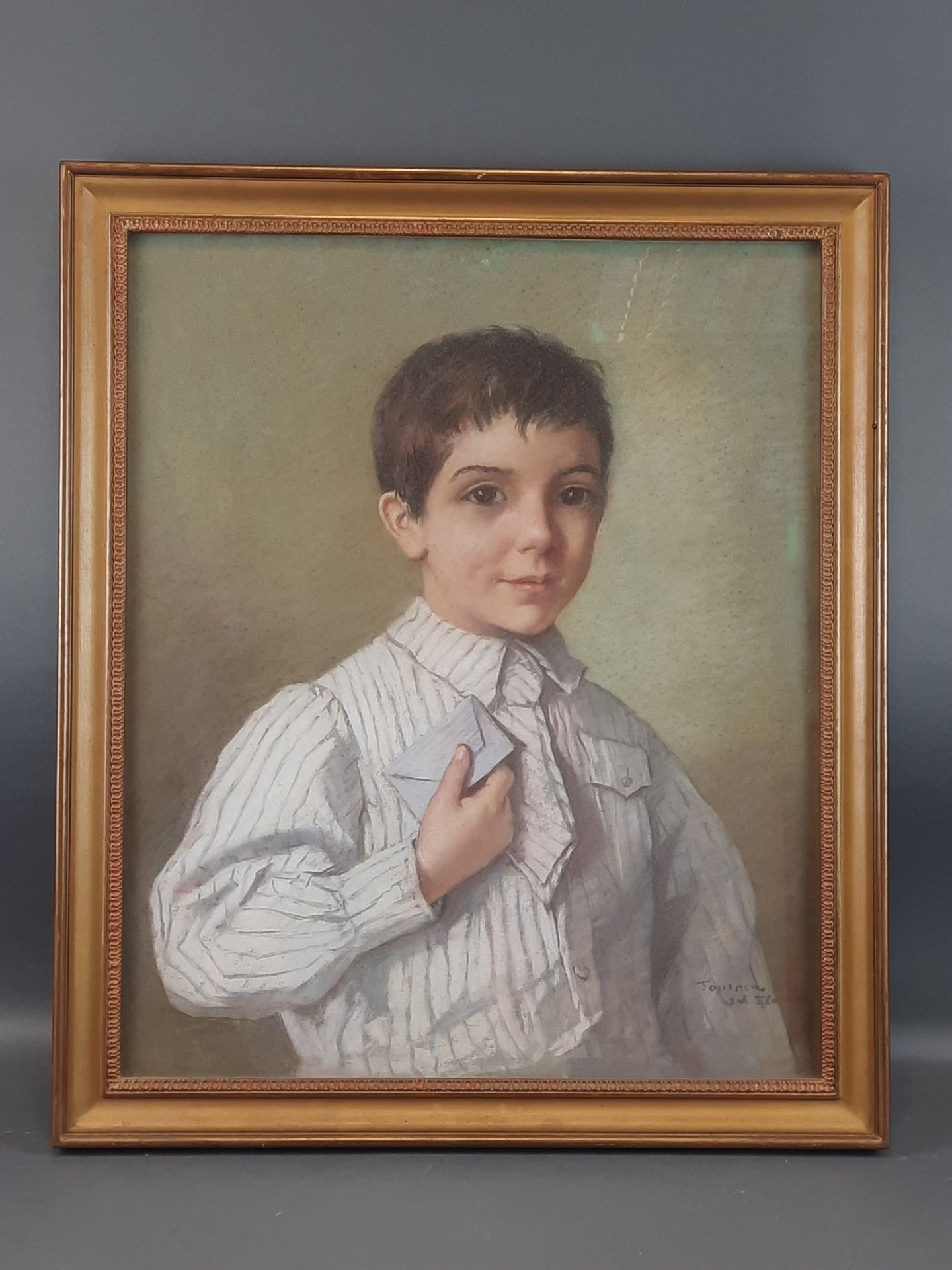 Null 图恩纳，法国学校，约1930年。一个拿着信封的小男孩的肖像。右下角有签名的粉彩画，53 x 44 cm