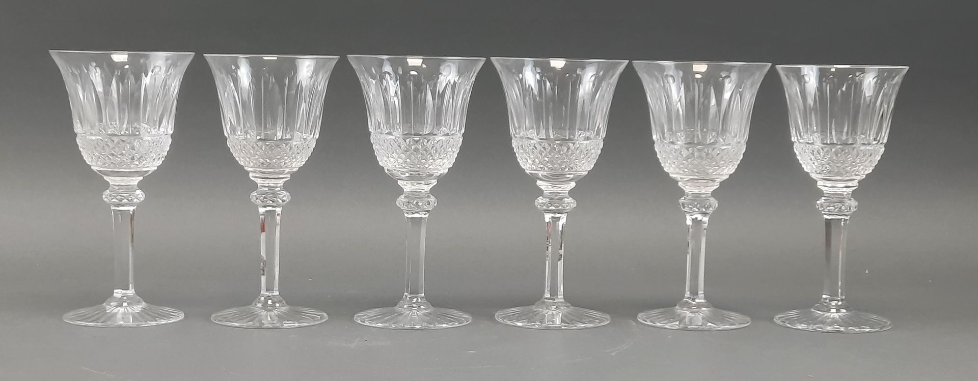 Null SAINT-LOUIS. SUITE of 6 crystal wine glasses model Tommy. H: 14 cm
