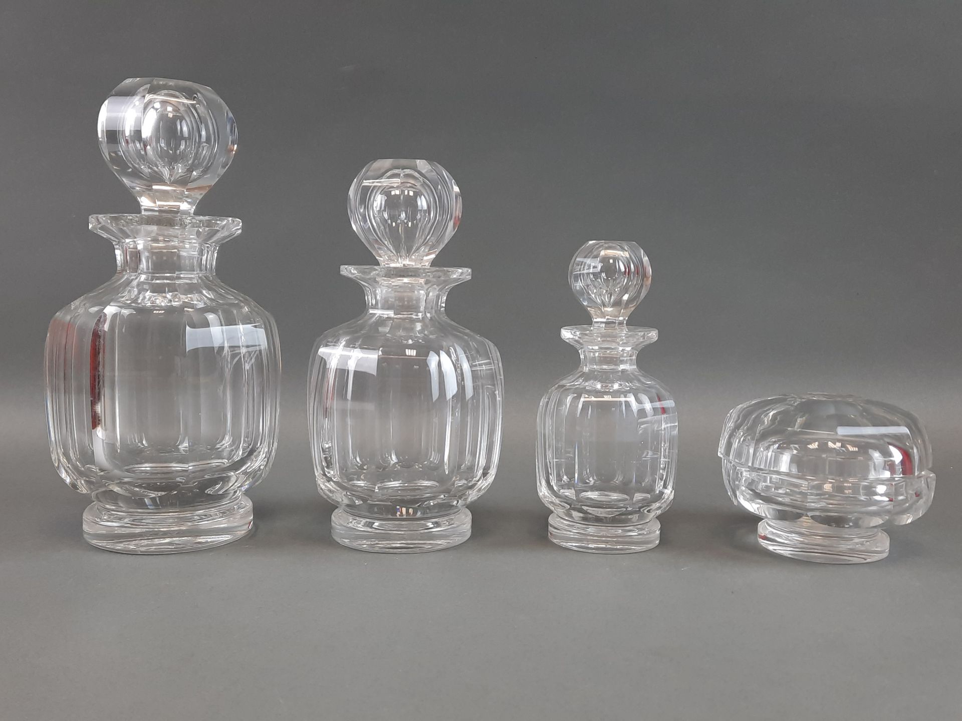 Null BACCARAT。水晶马桶架 哈考特模型包括3个香水瓶，一个马桶壶和一个喷雾瓶。高：19.5厘米