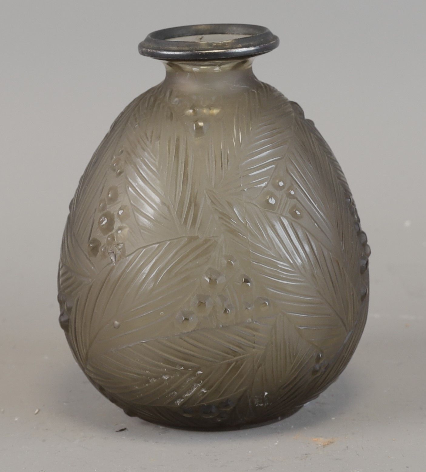 Null 法国萨比诺。一个装饰艺术时期的小卵形花瓶，采用烟熏和缎面处理的模制玻璃，有含羞草装饰。签名。高：10厘米（微小的划痕）
