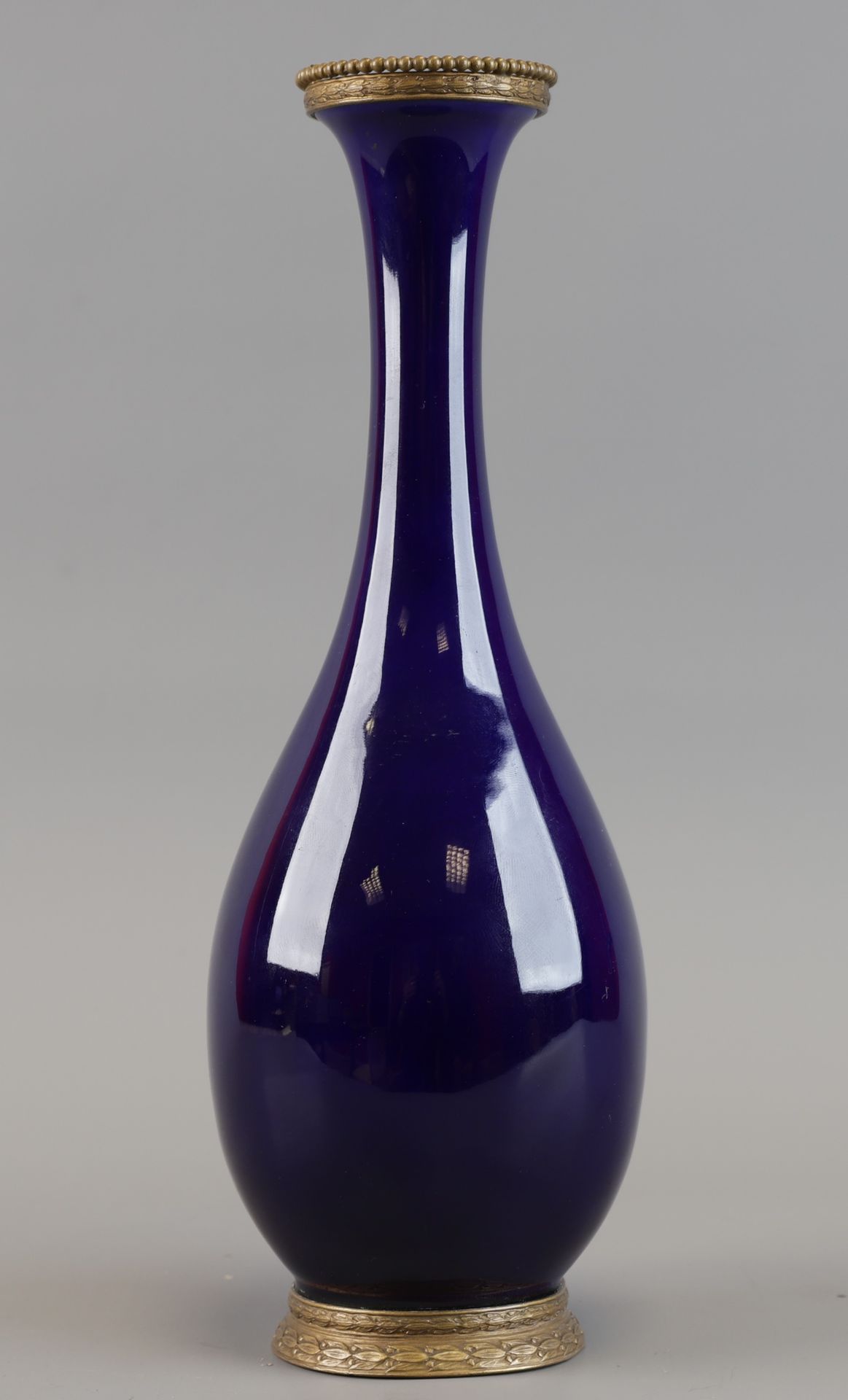 Null 保罗-米勒在SEVRES（1870-1950）。午夜蓝色釉面陶瓷Soliflore花瓶，铜质安装。签名。高：27厘米