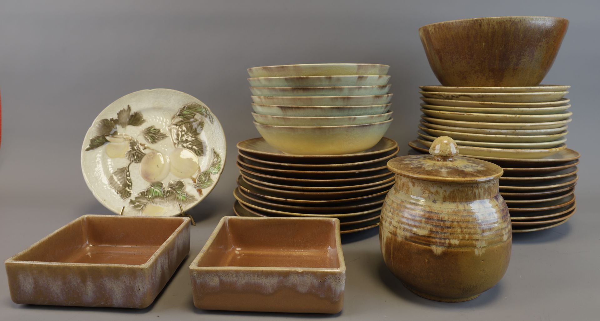 Null 皮埃尔-格雷贝尔（1896-1965）。一批火烧石器餐具，包括21个餐盘，10个甜点盘（有缺口），7个汤盘，两个方形ramekins，一个碗和一个烟草&hellip;