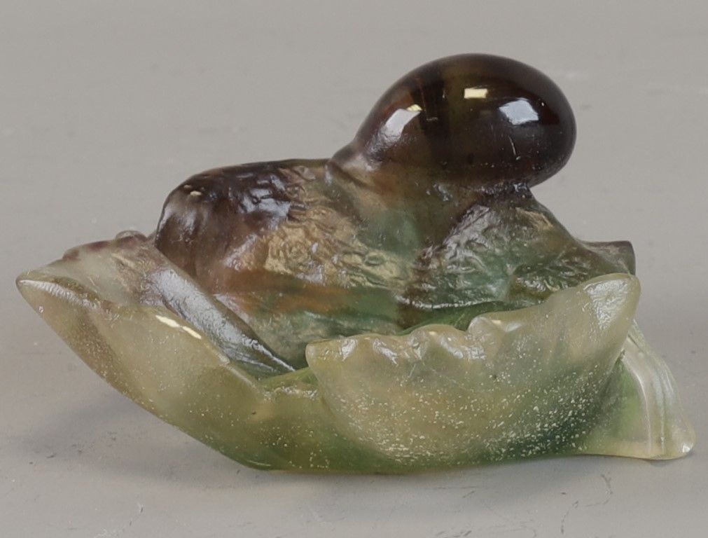 Null DAUM FRANCE. Snail on a vine leaf in glass paste signed. L: 8 cm
