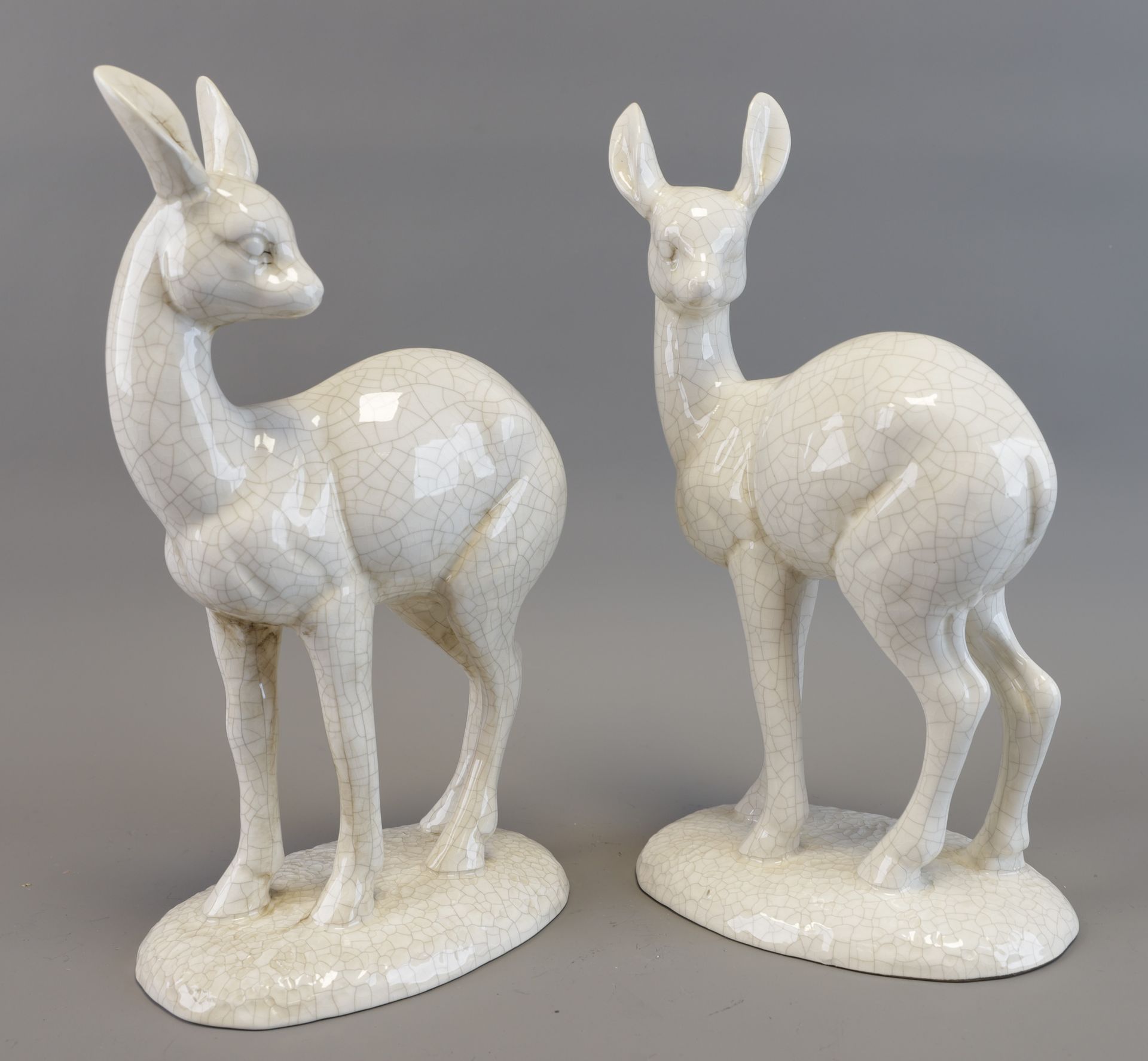 Null 一对装饰艺术风格的精美白色裂纹陶器小鹿。高：32.5厘米