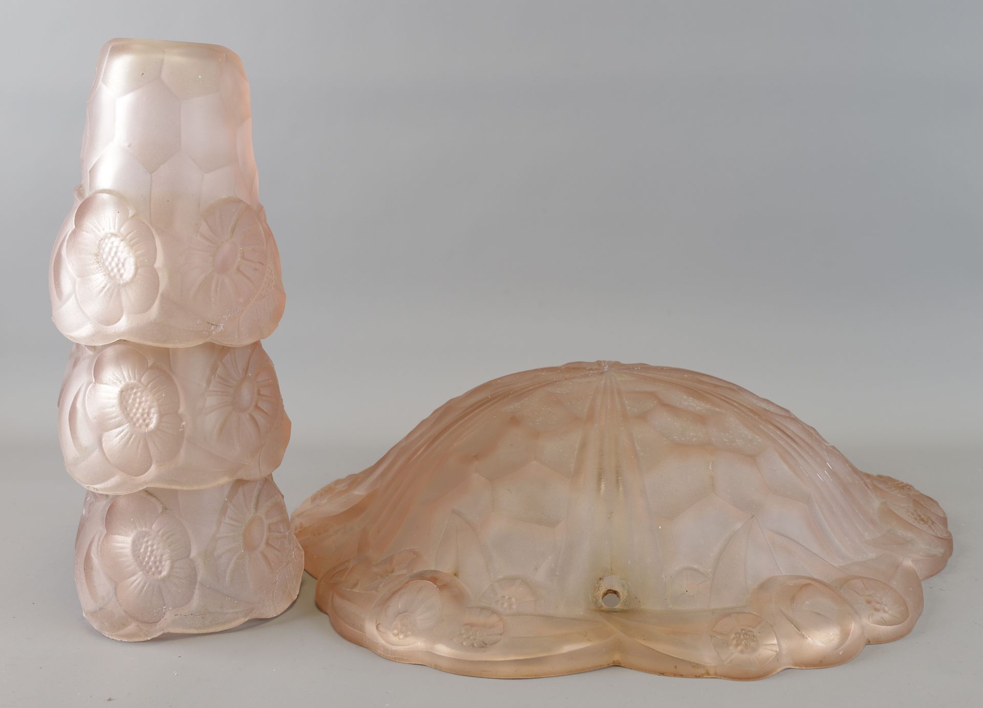 Null 大卫-格朗（1892-1950），被称为德格。20世纪30年代的粉红色压模玻璃花纹装饰碗和3朵郁金香组成的悬架。碗的直径：40厘米（缺少框架）