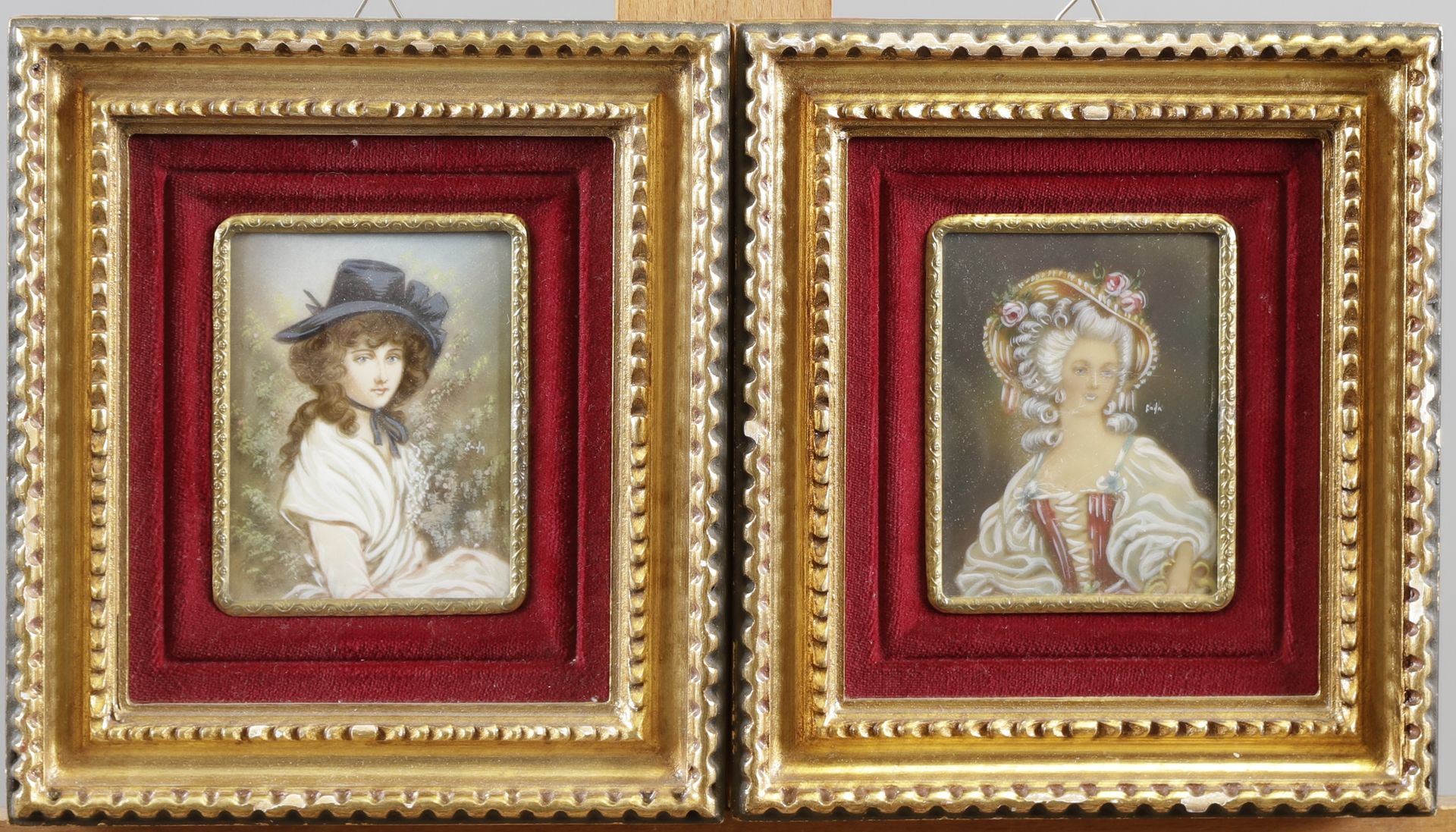 Null Suite de 4 miniatures monogrammées figurant des jeunes femmes. 8,5 x 6,5 cm
