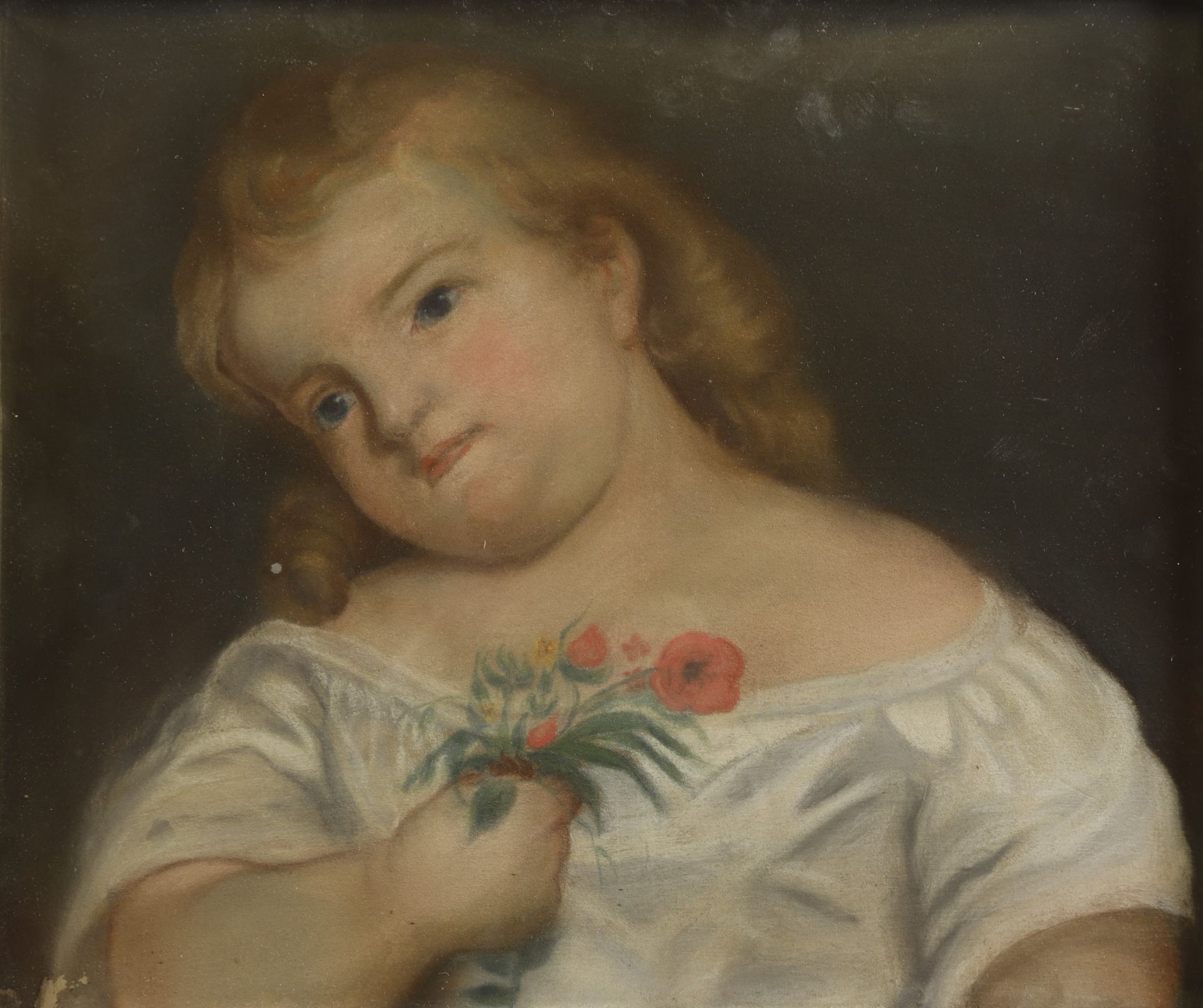 Null 法国学校，二十世纪初。一个女孩与一束花的肖像。粉笔画。在背面，有护身符印章。37 x 45厘米（左下角缺失）