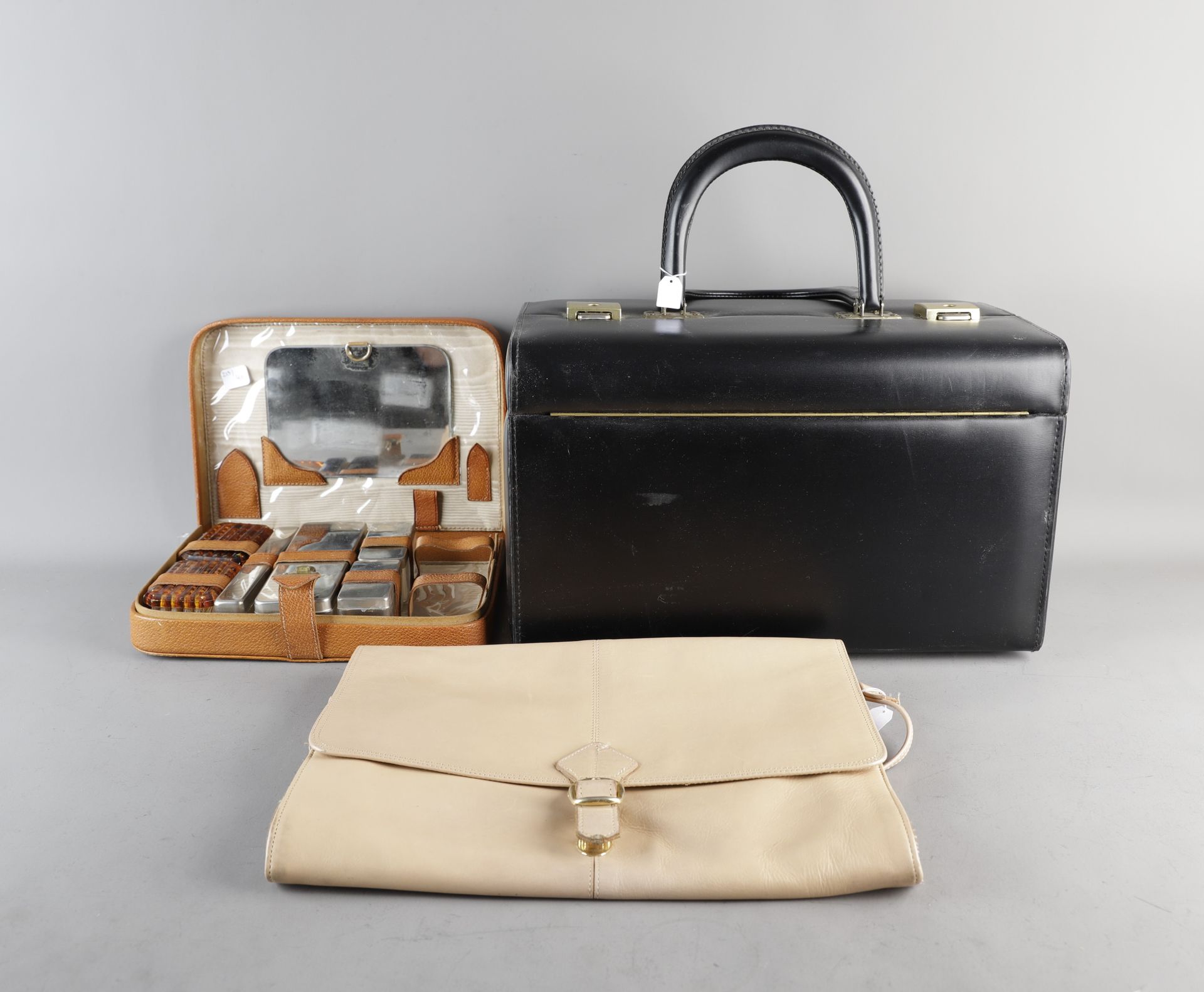 Null LOT COMPRISING a black leather toiletry case, a brown leather toiletry bag &hellip;