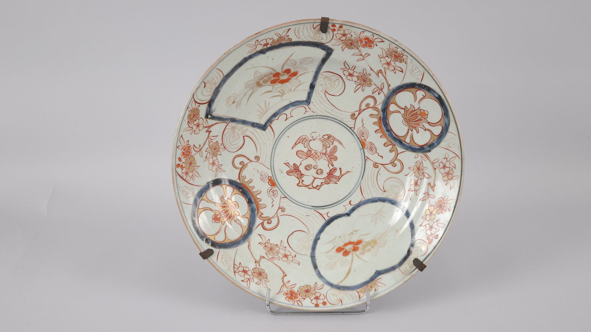Null JAPON, XVIIIème. PLAT en porcelaine à décor bleu sous couverte, rouge et or&hellip;