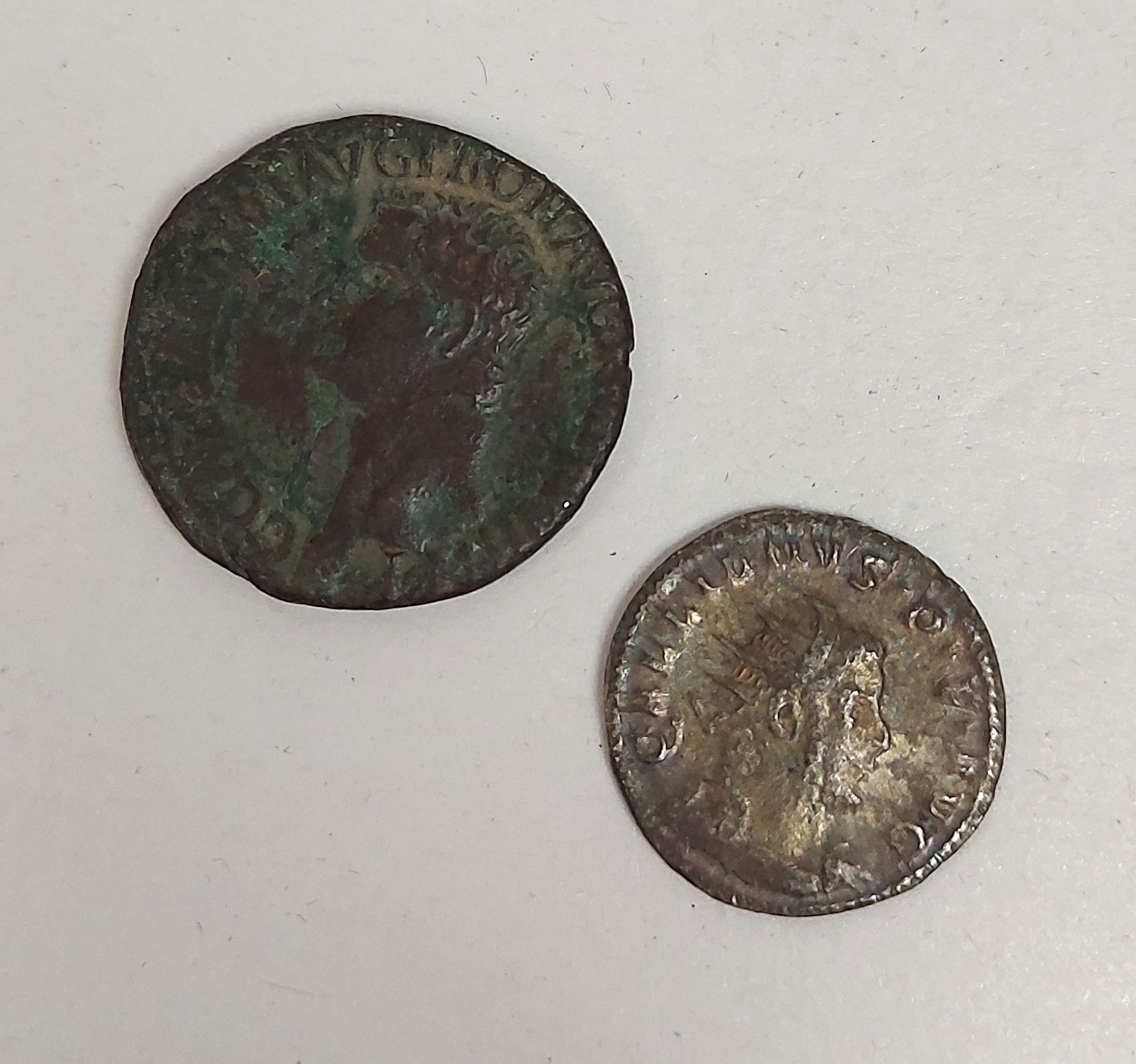 Null 罗马帝国
两枚硬币
- 卡里古拉青铜王牌与坐着的 vesta S C
青铜
TB
RIC I# 38.重量：10.93 克

- 带有日耳曼胜利图案的&hellip;