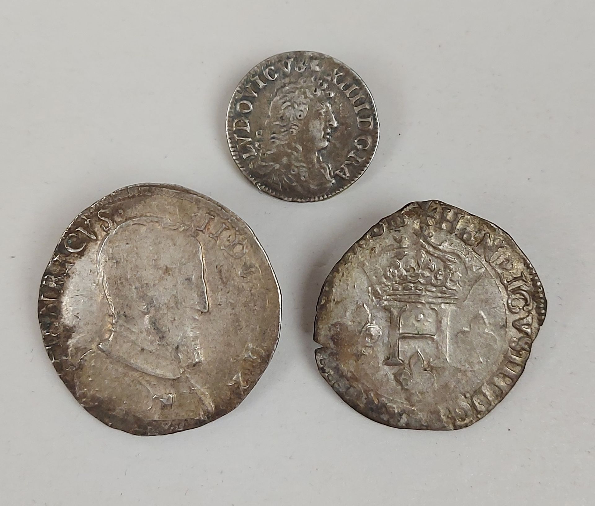 Null KINGDOM OF FRANCE 
Lot of three silver coins:
- Henri III, double sol paris&hellip;