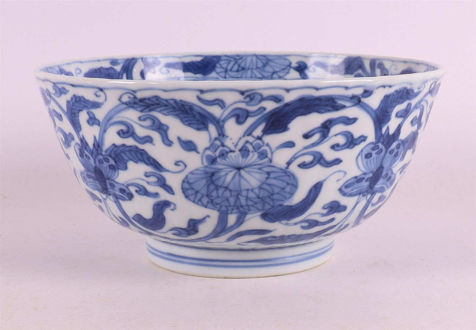 Null Un cuenco de porcelana azul y blanca sobre un anillo de base, China, Kangxi&hellip;