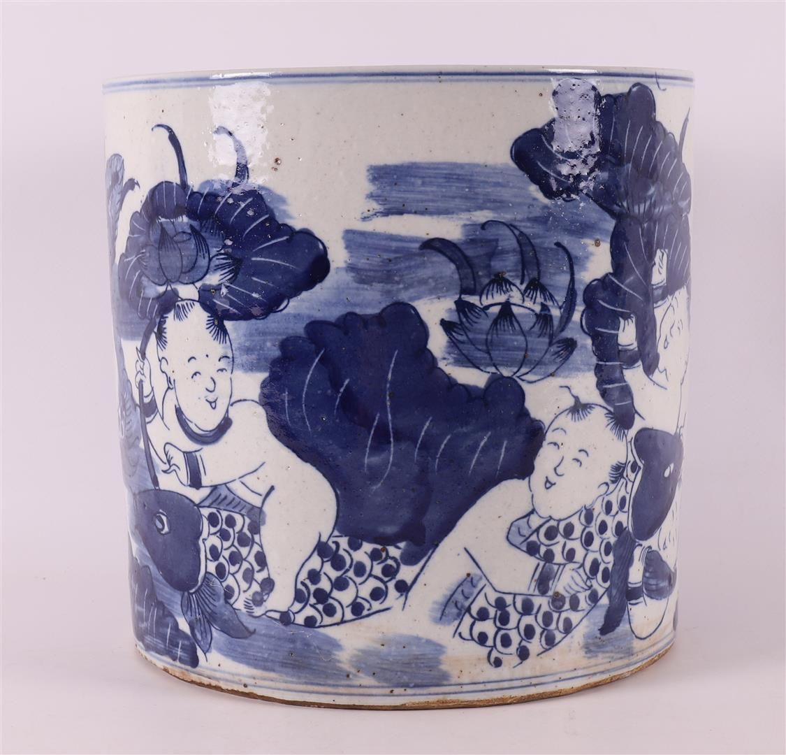 Null Vaso a spazzola cilindrico in porcellana bianca e blu, Cina, XX secolo.