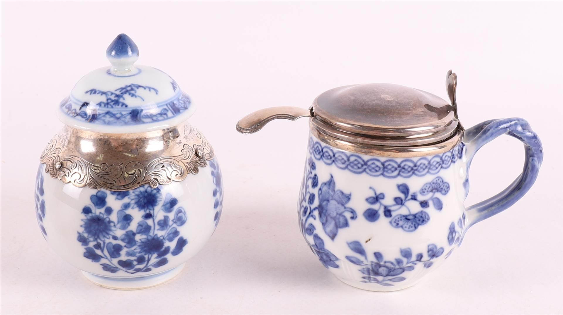 Null Blau-weißer Porzellan-Deckelkrug mit Silberbeschlägen, China, Qianlong