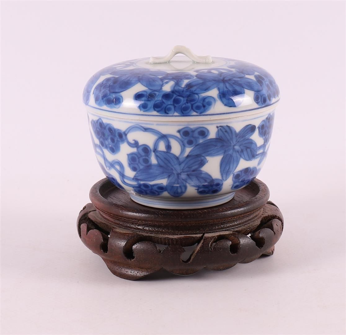 Null Une jarre à couvercle en porcelaine bleue et blanche, Chine, 19e siècle.