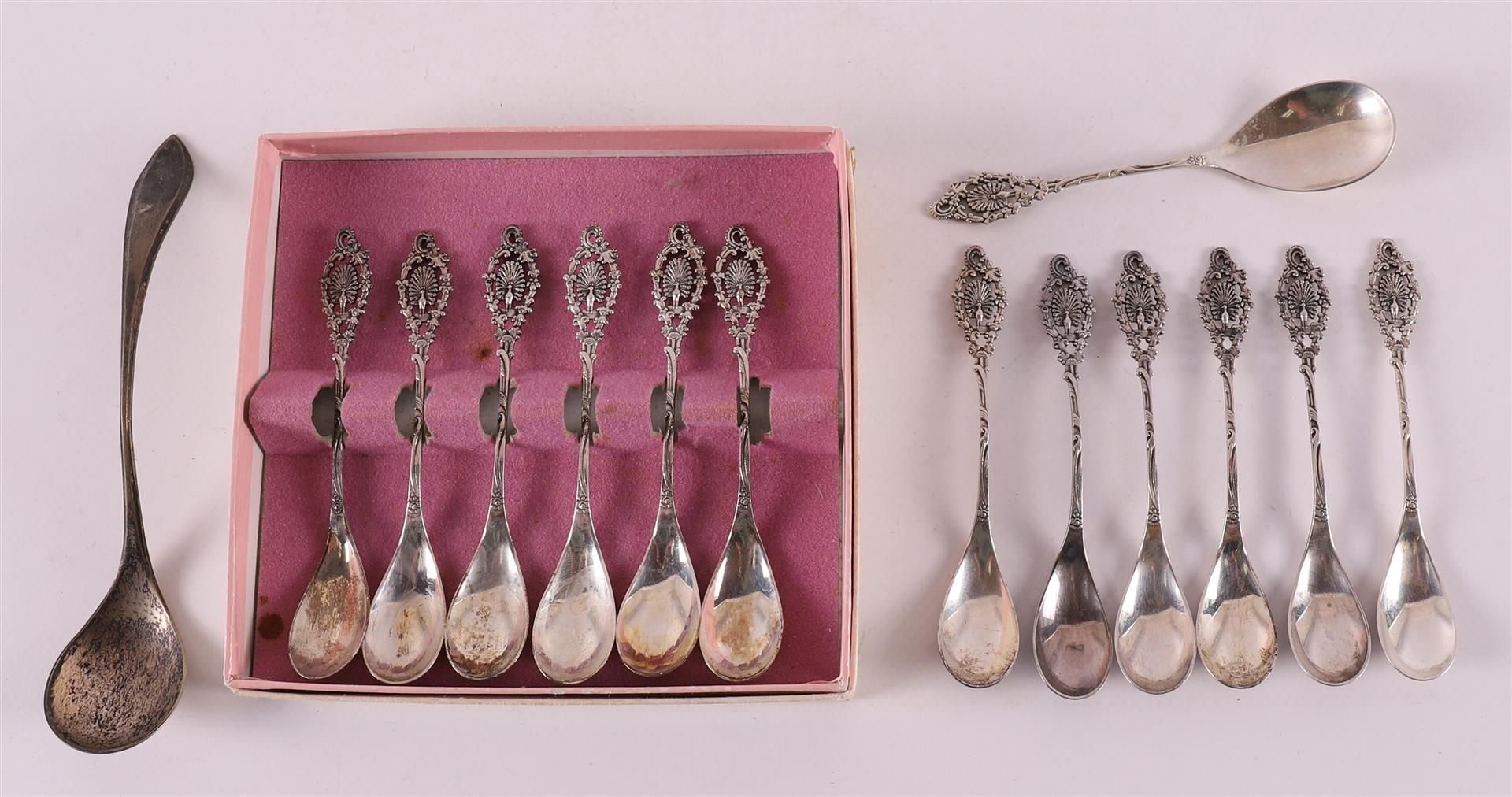 Null Serie di sei cucchiaini d'argento e cucchiaio da tè, inizio XX secolo.