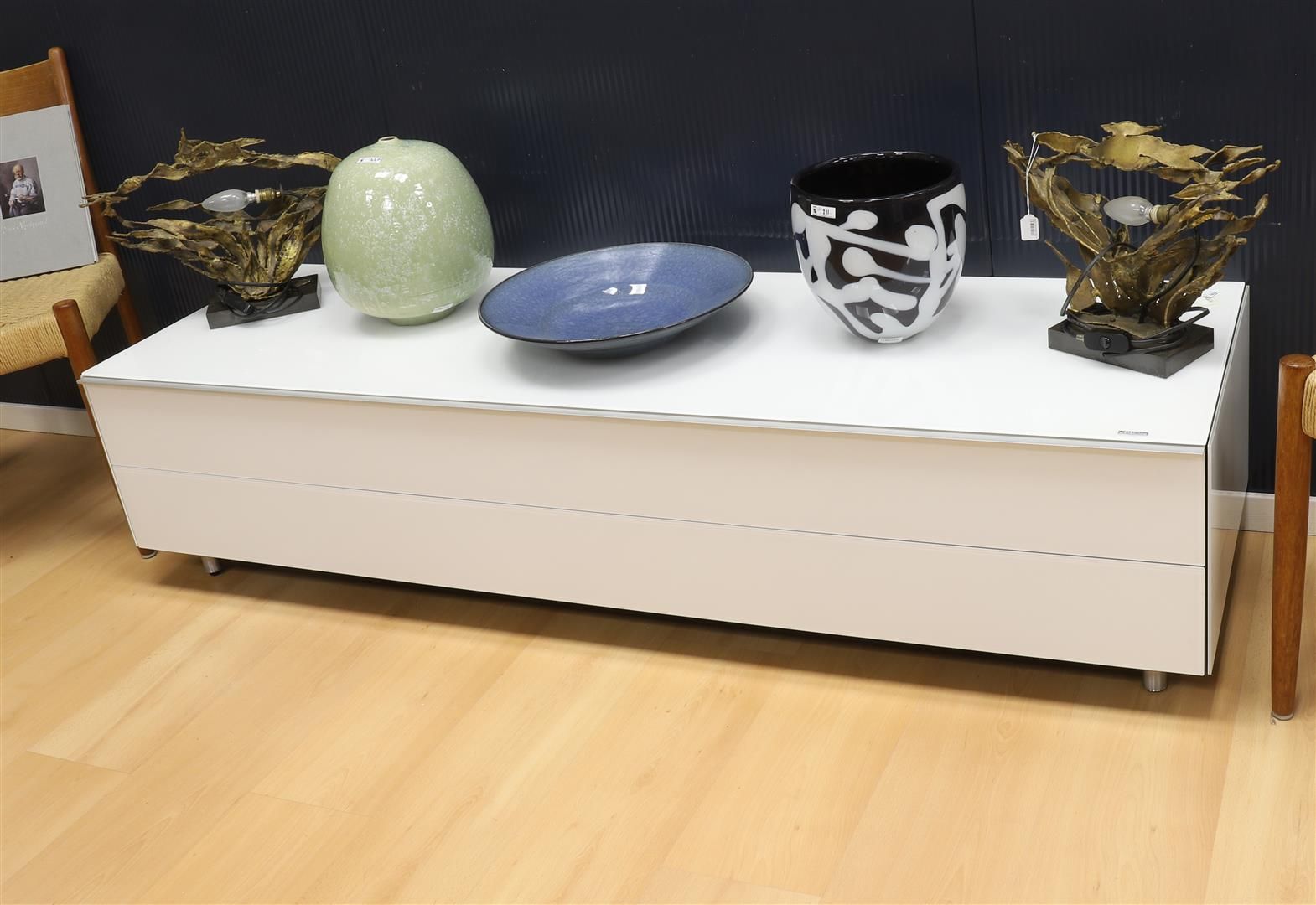 Null Un meuble de télévision Spectra design laqué blanc, moderne/contemporain.