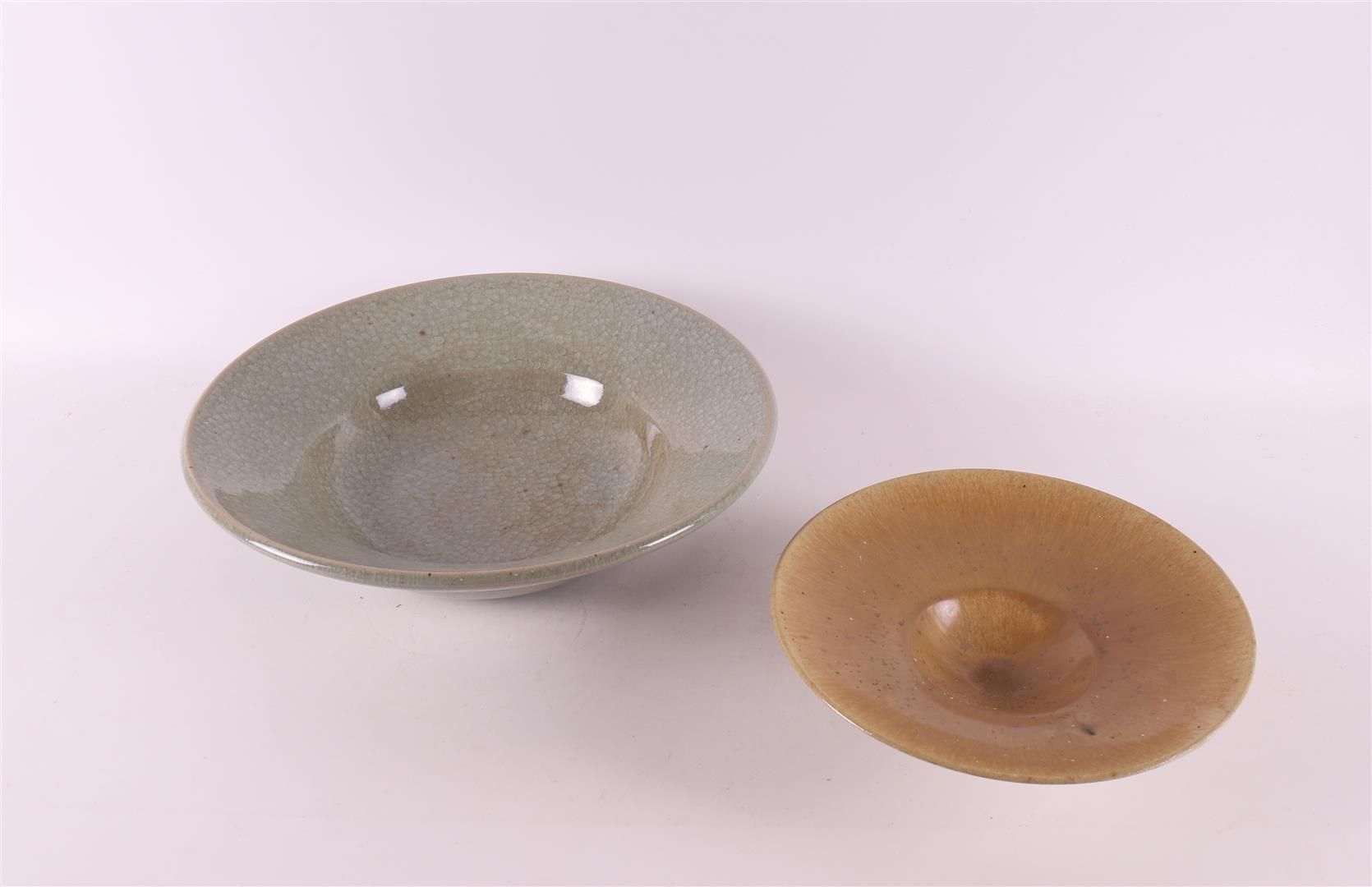 Null 一个米色釉面石器盘，约翰-布罗克玛（1943-2010）。