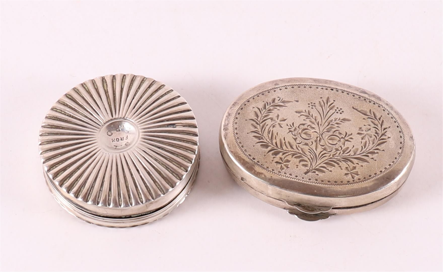 Null 一个二级835/1000的椭圆形银质药盒，年号为1893。