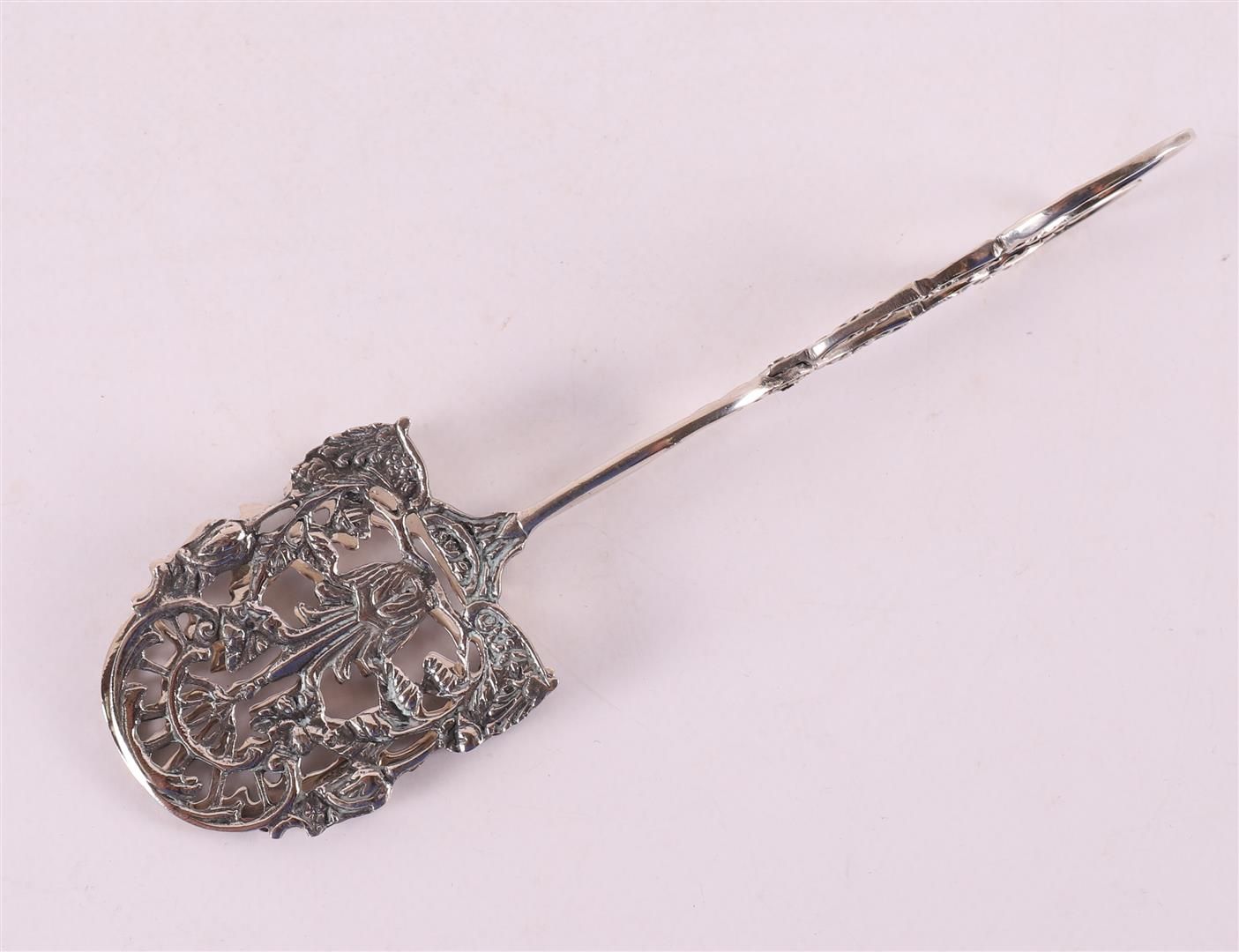Null 三级银质糕点钳，带花卉装饰，20世纪上半叶。