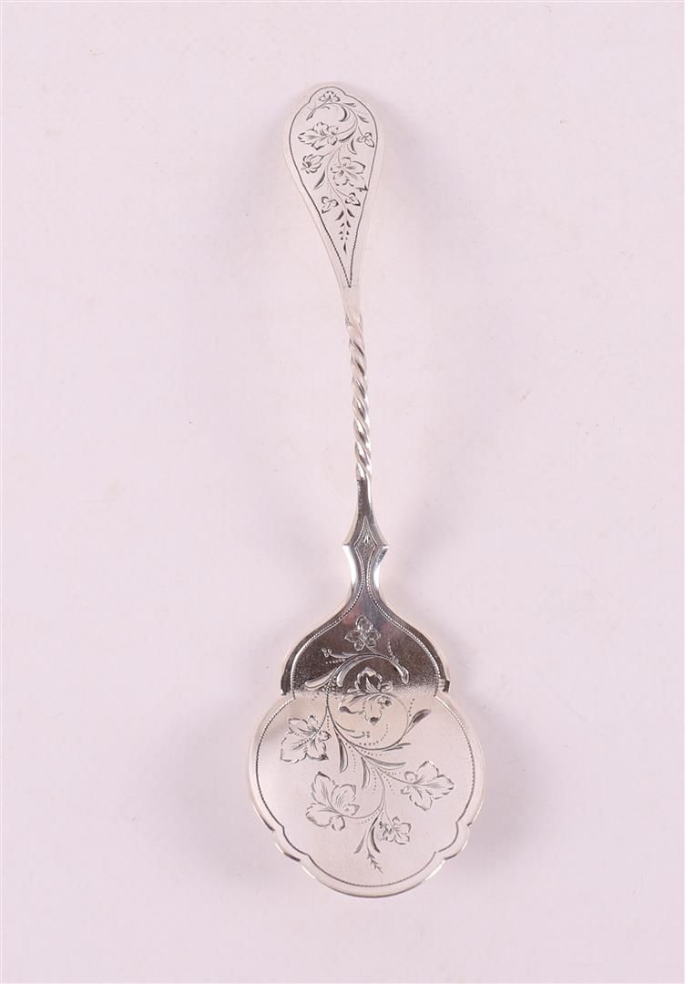 Null A 2nd grade silver pie shovel, hammered floral decor, 19th century.