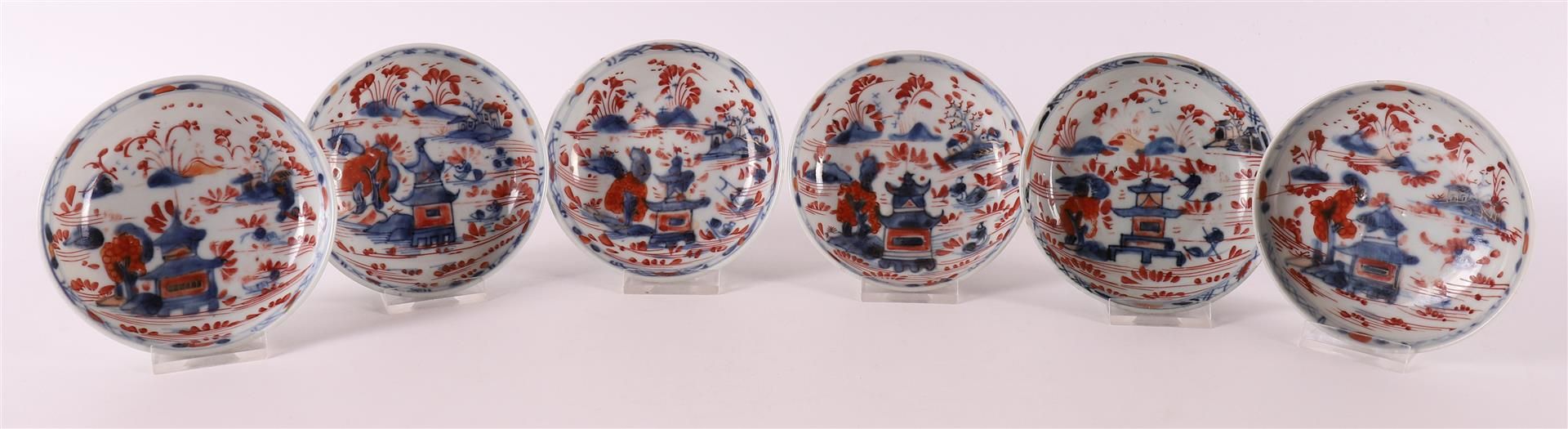 Null Un ensemble de six soucoupes Imari, Chine, Kangxi, début du 18ème siècle.