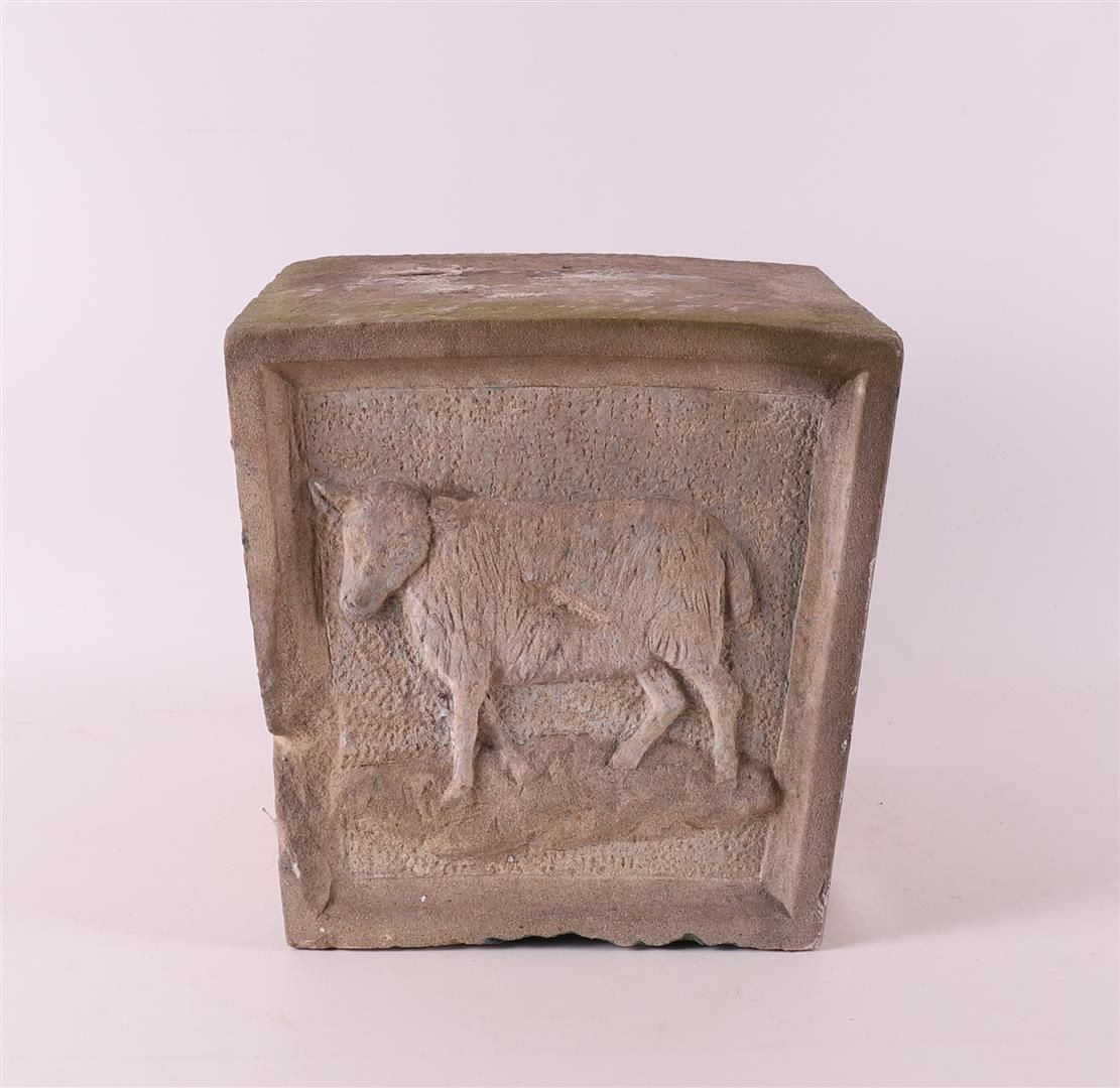 Null Clé de voûte en grès avec relief d'une vache, 1ère moitié du 19ème siècle.