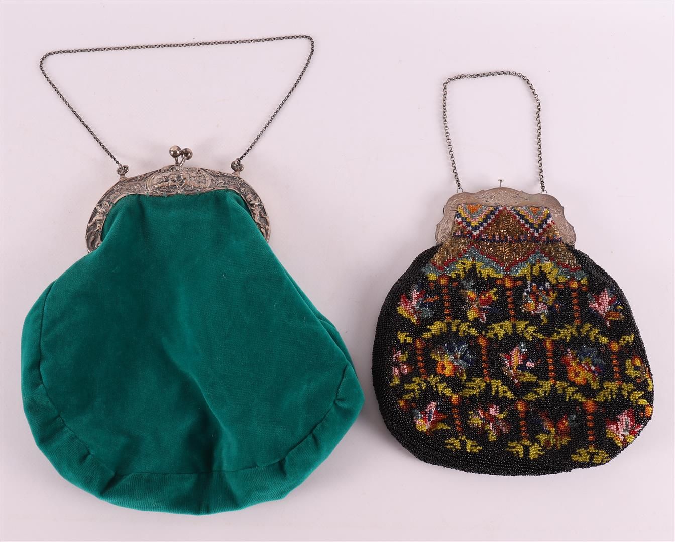 Null Zwei silberne Handtaschengriffe, 19. Jahrhundert.