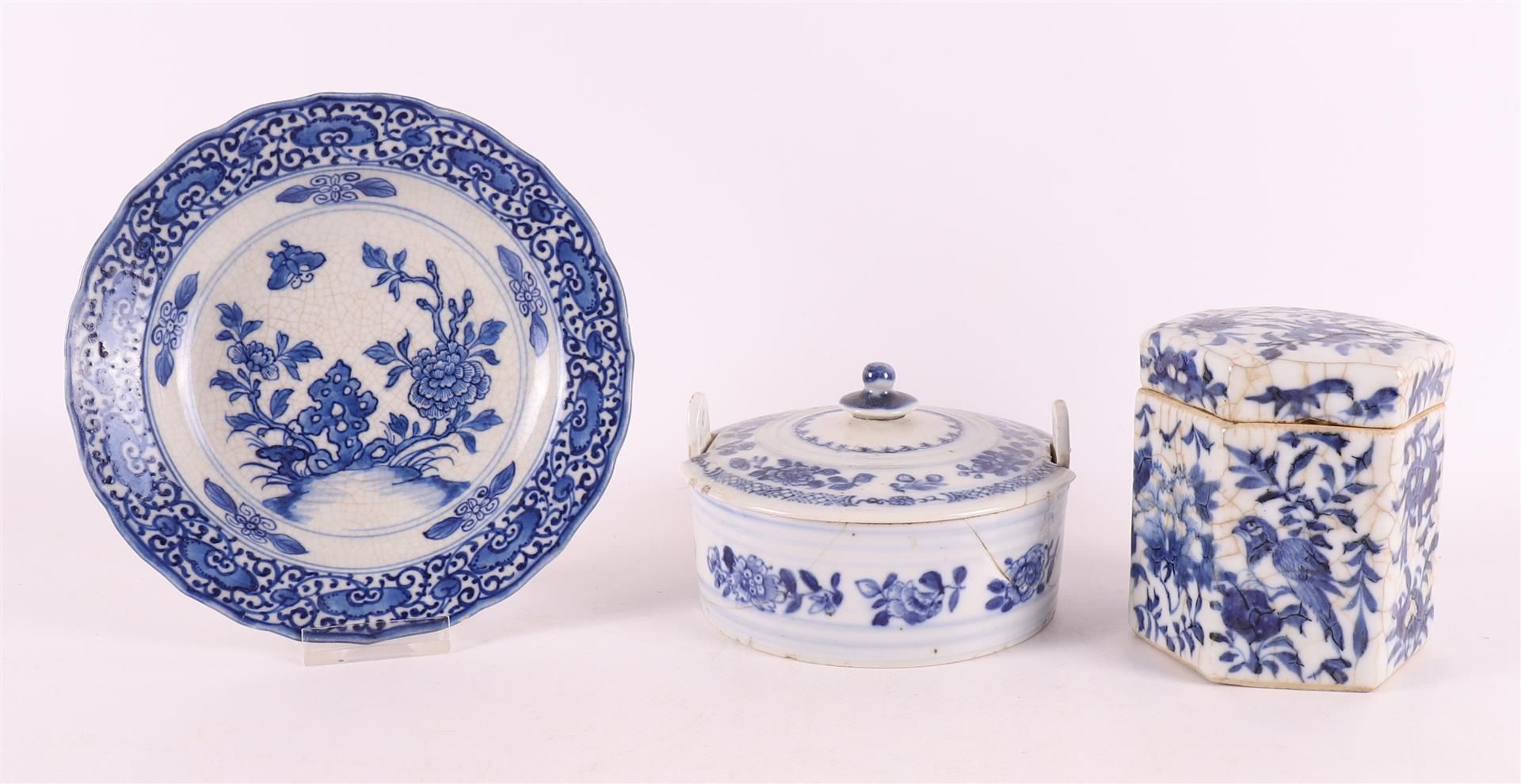 Null Lote de varias pastas blandas y porcelana, China, siglo XVIII.