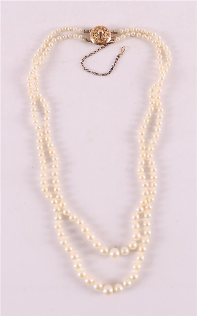 Null Zweireihige Perlenkette mit 14 krt 585/1000 Goldschließe, 19. Jahrhundert.