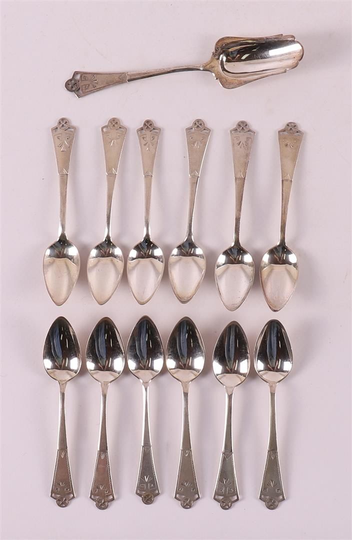 Null Serie de doce cucharillas de plata Art Decó y cuchara de té, 1916.